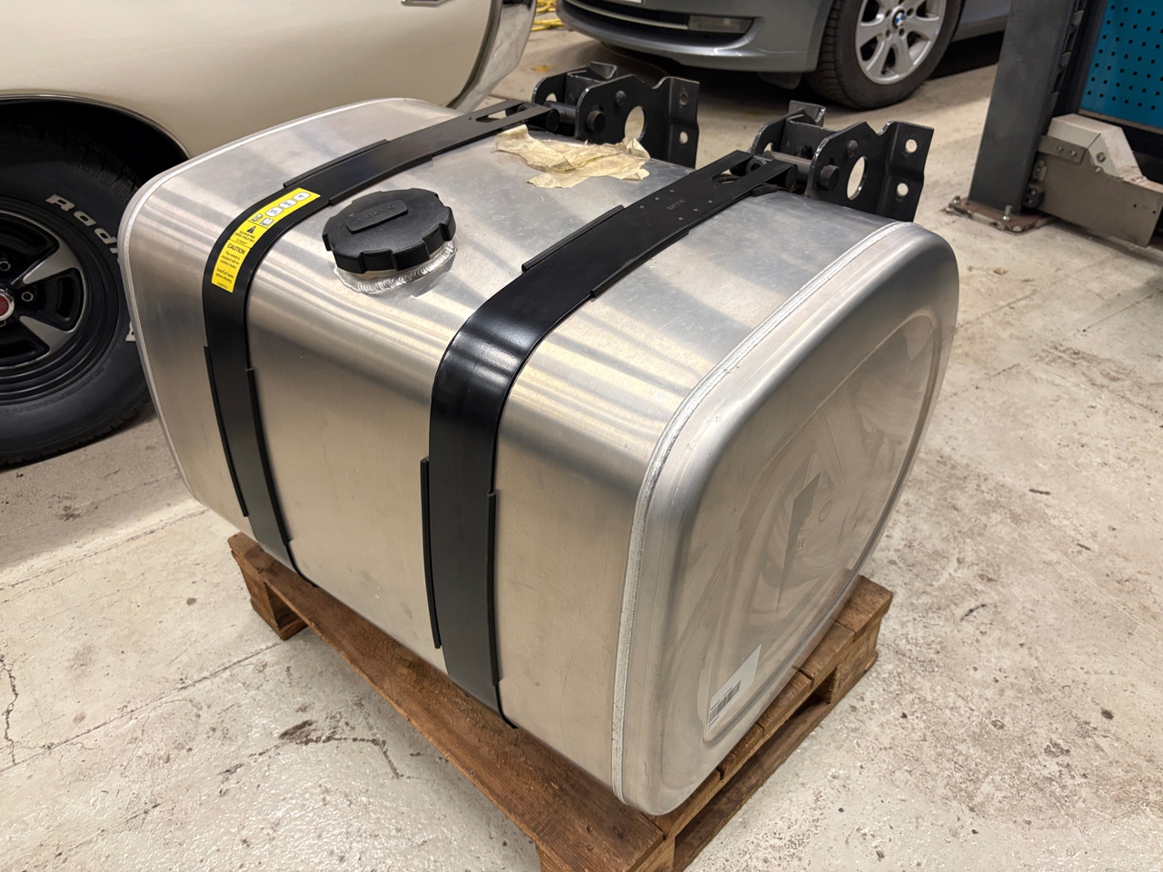 Volvo - Spremnik goriva za Kamion: slika Volvo - Spremnik goriva za Kamion Volvo - Spremnik goriva za Kamion: slika Volvo - Spremnik goriva za Kamion