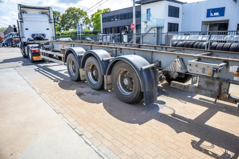 Fruehauf CONTAINERCHASSIS 40' - Transporter kontejnera/ Poluprikolica s izmjenjivim sanducima: slika Fruehauf CONTAINERCHASSIS 40' - Transporter kontejnera/ Poluprikolica s izmjenjivim sanducima Fruehauf CONTAINERCHASSIS 40' - Transporter kontejnera/ Poluprikolica s izmjenjivim sanducima: slika Fruehauf CONTAINERCHASSIS 40' - Transporter kontejnera/ Poluprikolica s izmjenjivim sanducima