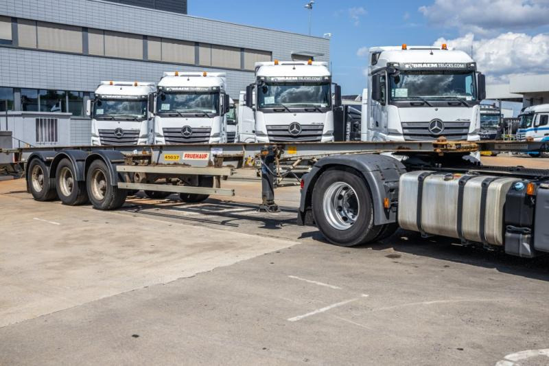 Fruehauf CONTAINERCHASSIS 40' - Transporter kontejnera/ Poluprikolica s izmjenjivim sanducima: slika Fruehauf CONTAINERCHASSIS 40' - Transporter kontejnera/ Poluprikolica s izmjenjivim sanducima Fruehauf CONTAINERCHASSIS 40' - Transporter kontejnera/ Poluprikolica s izmjenjivim sanducima: slika Fruehauf CONTAINERCHASSIS 40' - Transporter kontejnera/ Poluprikolica s izmjenjivim sanducima