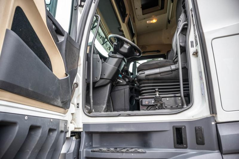 Interior photo 1: Tegljač Mercedes AROCS 1846 HAD + HYDR. Interior photo 1: Tegljač Mercedes AROCS 1846 HAD + HYDR.