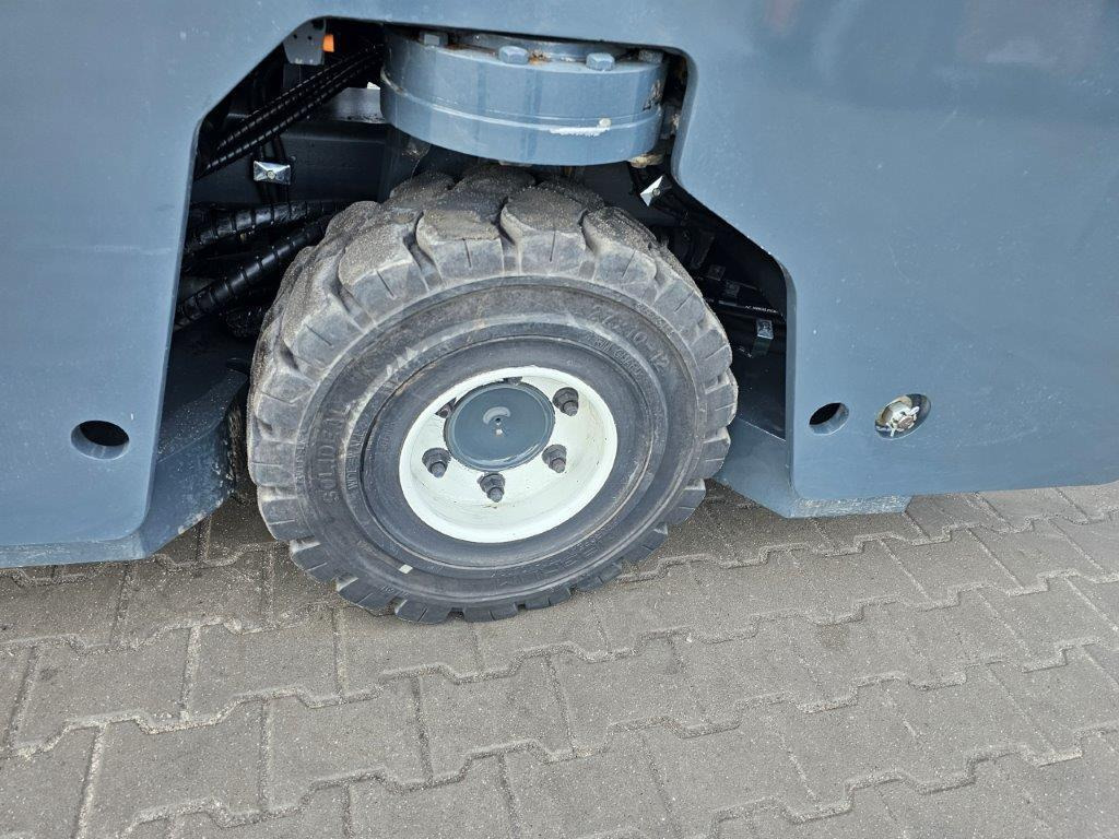 Combilift Amlift C4000 - 4-smjerni regalni viličar: slika Combilift Amlift C4000 - 4-smjerni regalni viličar Combilift Amlift C4000 - 4-smjerni regalni viličar: slika Combilift Amlift C4000 - 4-smjerni regalni viličar