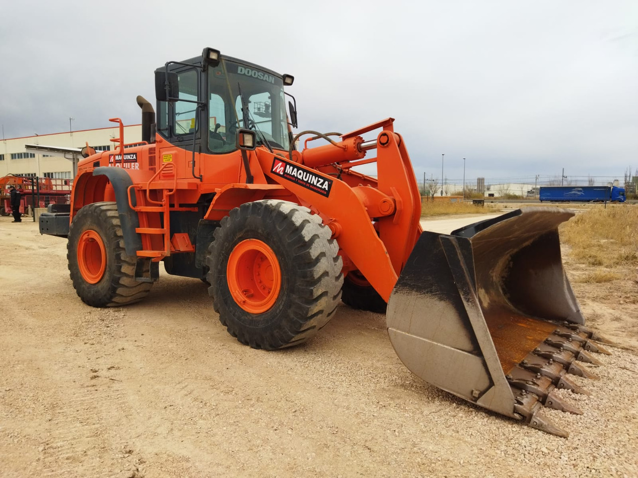 DOOSAN DL300 - Utovarivač na kotačima: slika DOOSAN DL300 - Utovarivač na kotačima DOOSAN DL300 - Utovarivač na kotačima: slika DOOSAN DL300 - Utovarivač na kotačima