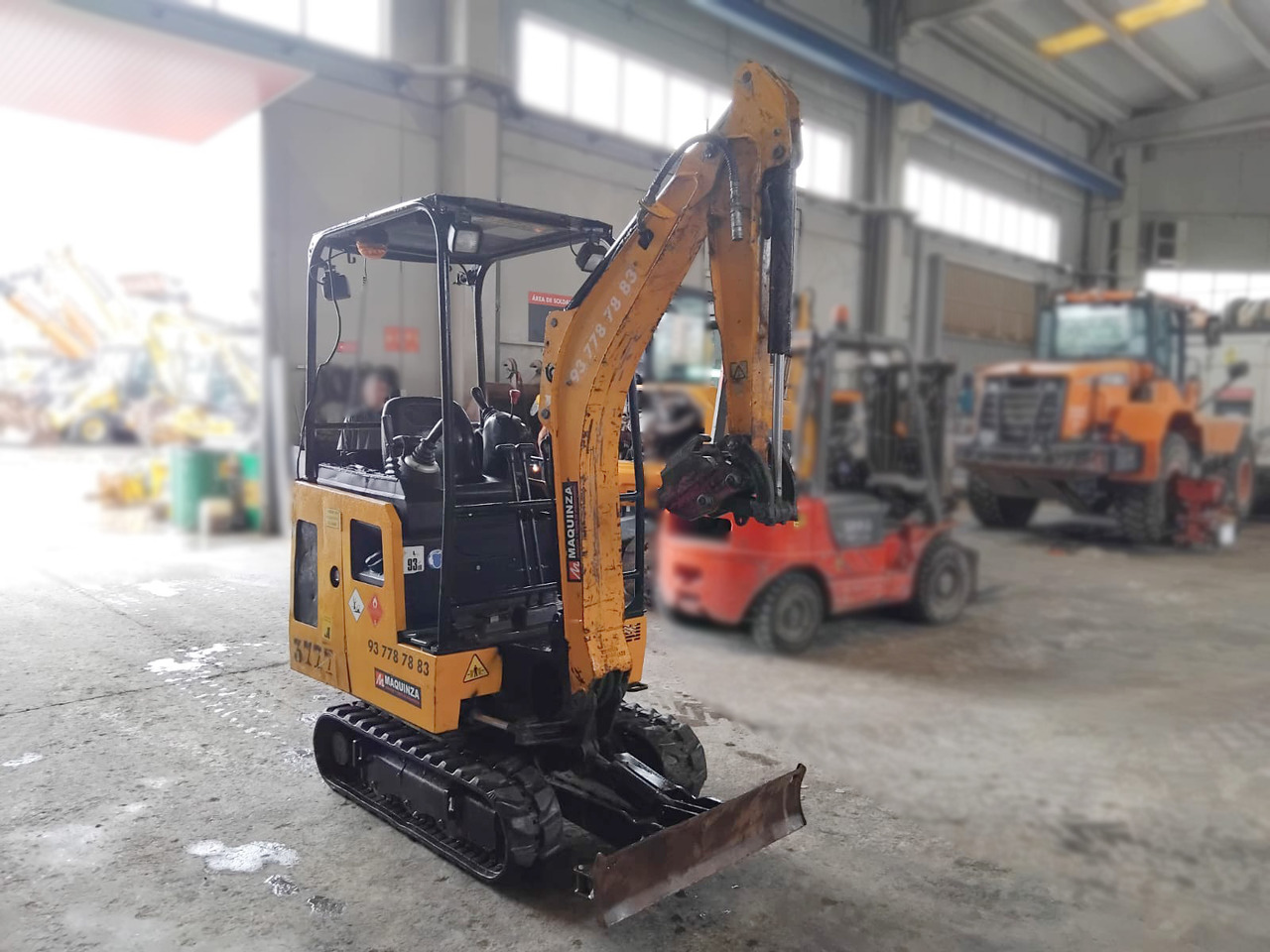 JCB 15C - Mini bager: slika JCB 15C - Mini bager JCB 15C - Mini bager: slika JCB 15C - Mini bager