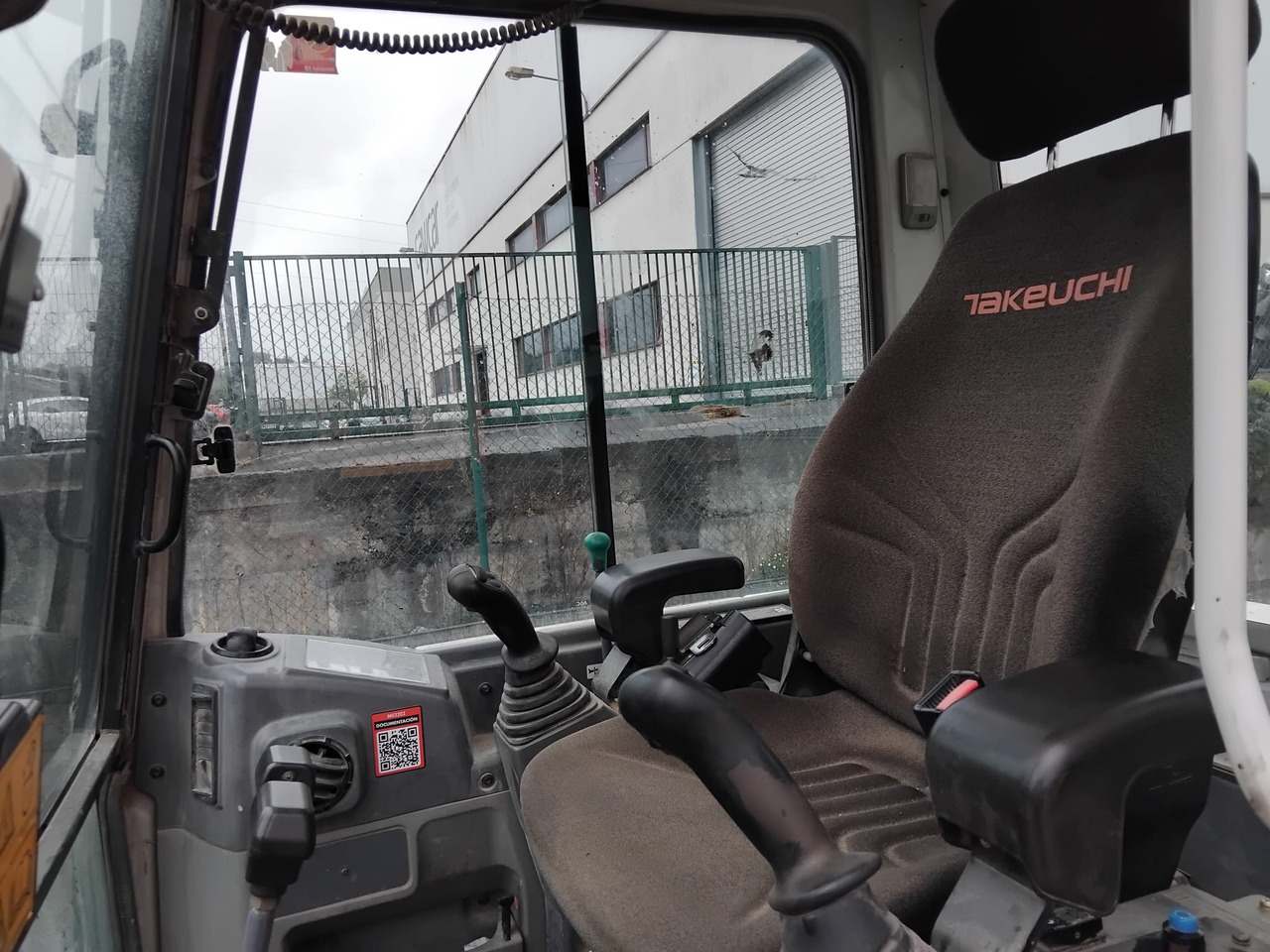 Mini bager TAKEUCHI TB250: slika Mini bager TAKEUCHI TB250