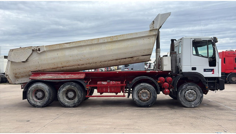 Iveco EUROTRAKKER 320 E 35 (GRAND PONT / LAMES / POMPE MANUELLE / 8X4 / CURSOR 8) - Kiper: slika Iveco EUROTRAKKER 320 E 35 (GRAND PONT / LAMES / POMPE MANUELLE / 8X4 / CURSOR 8) - Kiper Iveco EUROTRAKKER 320 E 35 (GRAND PONT / LAMES / POMPE MANUELLE / 8X4 / CURSOR 8) - Kiper: slika Iveco EUROTRAKKER 320 E 35 (GRAND PONT / LAMES / POMPE MANUELLE / 8X4 / CURSOR 8) - Kiper