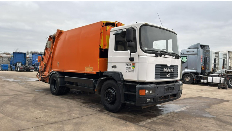 MAN 18.285 (GARBAGE TRUCK / TOP CONDITION / 6 CYLINDER / MANUAL GEARBOX) - Kamion za odvoz smeća: slika MAN 18.285 (GARBAGE TRUCK / TOP CONDITION / 6 CYLINDER / MANUAL GEARBOX) - Kamion za odvoz smeća MAN 18.285 (GARBAGE TRUCK / TOP CONDITION / 6 CYLINDER / MANUAL GEARBOX) - Kamion za odvoz smeća: slika MAN 18.285 (GARBAGE TRUCK / TOP CONDITION / 6 CYLINDER / MANUAL GEARBOX) - Kamion za odvoz smeća