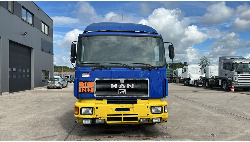MAN 26.402 (18.000 L / 6X2 / 6 CYLINDER / FRONT STEEL / 3 COMPARTIMENTS) - Kamion cisterna: slika MAN 26.402 (18.000 L / 6X2 / 6 CYLINDER / FRONT STEEL / 3 COMPARTIMENTS) - Kamion cisterna MAN 26.402 (18.000 L / 6X2 / 6 CYLINDER / FRONT STEEL / 3 COMPARTIMENTS) - Kamion cisterna: slika MAN 26.402 (18.000 L / 6X2 / 6 CYLINDER / FRONT STEEL / 3 COMPARTIMENTS) - Kamion cisterna