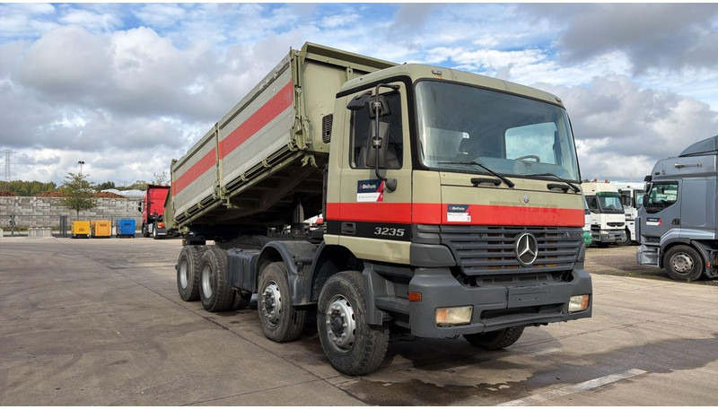 Mercedes-Benz Actros 3235 (EPS / LAMES / GRAND PONT / STEEL SUSP. / 3 PEDALES / MP1) - Kiper: slika Mercedes-Benz Actros 3235 (EPS / LAMES / GRAND PONT / STEEL SUSP. / 3 PEDALES / MP1) - Kiper Mercedes-Benz Actros 3235 (EPS / LAMES / GRAND PONT / STEEL SUSP. / 3 PEDALES / MP1) - Kiper: slika Mercedes-Benz Actros 3235 (EPS / LAMES / GRAND PONT / STEEL SUSP. / 3 PEDALES / MP1) - Kiper