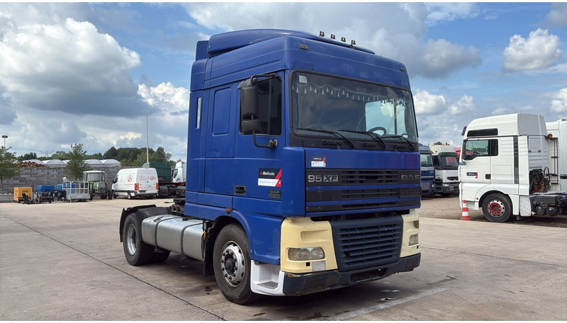 DAF 95 XF 430 (EURO 3 / BOITE MANUELLE / MANUAL GEARBOX) - Tegljač: slika DAF 95 XF 430 (EURO 3 / BOITE MANUELLE / MANUAL GEARBOX) - Tegljač DAF 95 XF 430 (EURO 3 / BOITE MANUELLE / MANUAL GEARBOX) - Tegljač: slika DAF 95 XF 430 (EURO 3 / BOITE MANUELLE / MANUAL GEARBOX) - Tegljač