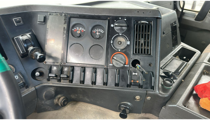 Zakup Volvo FL 7 - 260 (6X4 / LAMES / POMPE MANUELLE / MANUAL PUMP / STEEL SUSP.) Volvo FL 7 - 260 (6X4 / LAMES / POMPE MANUELLE / MANUAL PUMP / STEEL SUSP.): slika Zakup Volvo FL 7 - 260 (6X4 / LAMES / POMPE MANUELLE / MANUAL PUMP / STEEL SUSP.) Volvo FL 7 - 260 (6X4 / LAMES / POMPE MANUELLE / MANUAL PUMP / STEEL SUSP.)