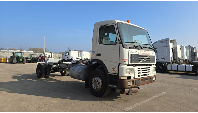 Volvo FM 7 - 290 (60.000 KM ORIGINAL !!! / POMPE MANUELLE / LAMES / GRAND PONT / EX AEROPORT) - Kamion-šasija: slika Volvo FM 7 - 290 (60.000 KM ORIGINAL !!! / POMPE MANUELLE / LAMES / GRAND PONT / EX AEROPORT) - Kamion-šasija Volvo FM 7 - 290 (60.000 KM ORIGINAL !!! / POMPE MANUELLE / LAMES / GRAND PONT / EX AEROPORT) - Kamion-šasija: slika Volvo FM 7 - 290 (60.000 KM ORIGINAL !!! / POMPE MANUELLE / LAMES / GRAND PONT / EX AEROPORT) - Kamion-šasija