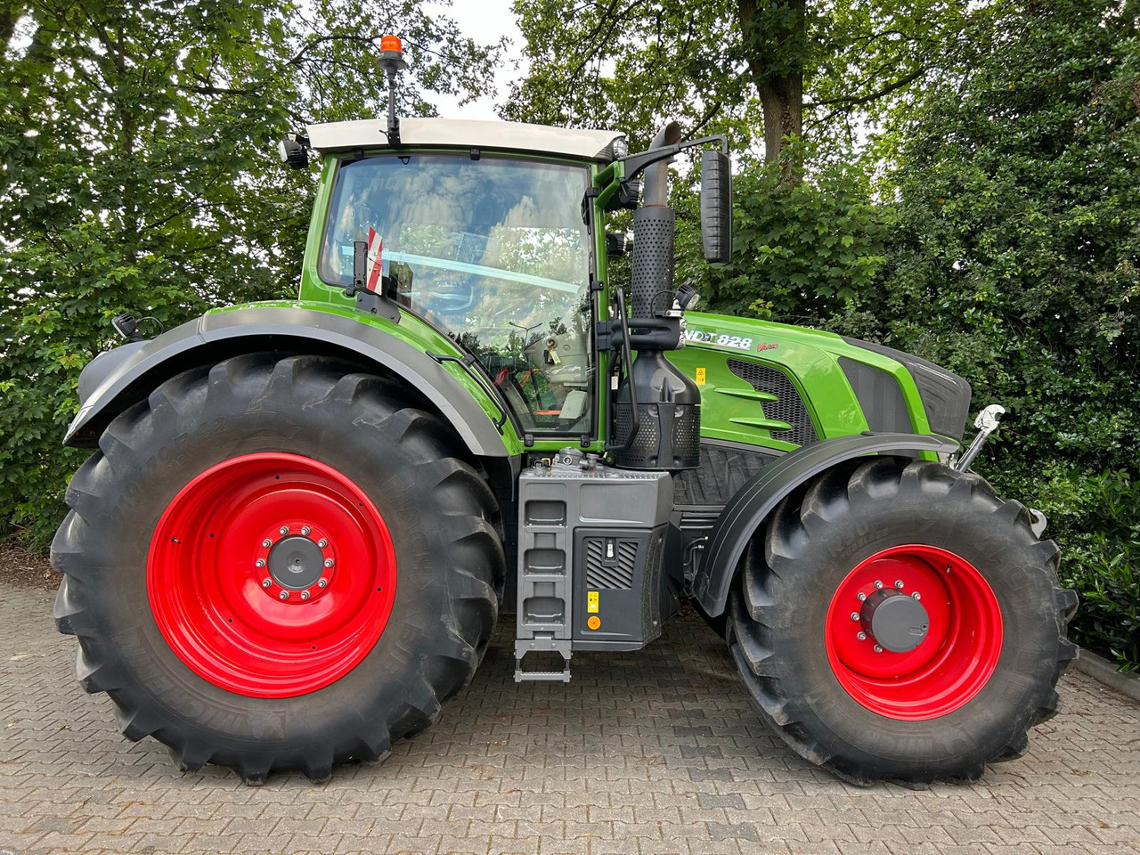 FENDT 828 Vario S4 ProfiPlus - Traktor: slika FENDT 828 Vario S4 ProfiPlus - Traktor FENDT 828 Vario S4 ProfiPlus - Traktor: slika FENDT 828 Vario S4 ProfiPlus - Traktor