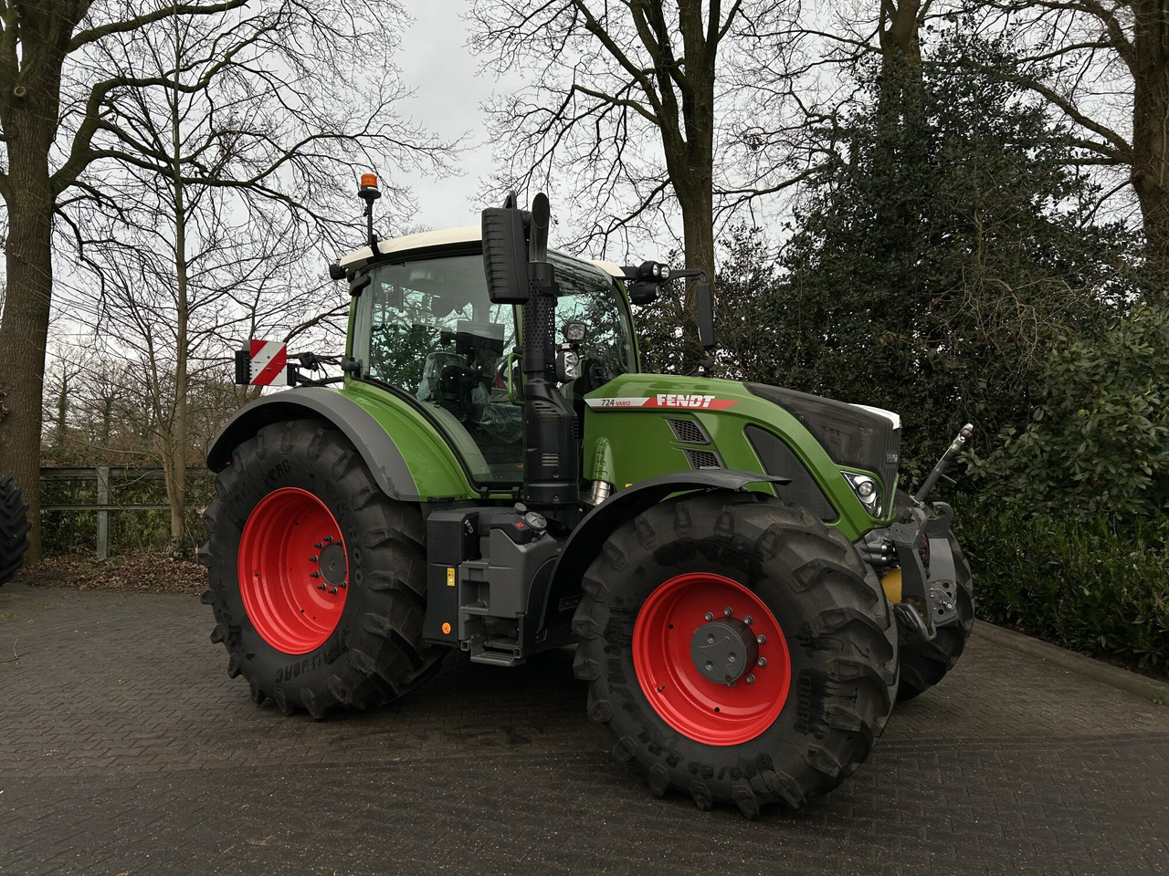 Fendt 724 Vario Gen6 ProfiPlus setting 2 - Traktor: slika Fendt 724 Vario Gen6 ProfiPlus setting 2 - Traktor Fendt 724 Vario Gen6 ProfiPlus setting 2 - Traktor: slika Fendt 724 Vario Gen6 ProfiPlus setting 2 - Traktor