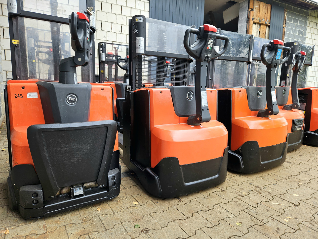 Toyota SWE 200D - Slagač stoga: slika Toyota SWE 200D - Slagač stoga Toyota SWE 200D - Slagač stoga: slika Toyota SWE 200D - Slagač stoga