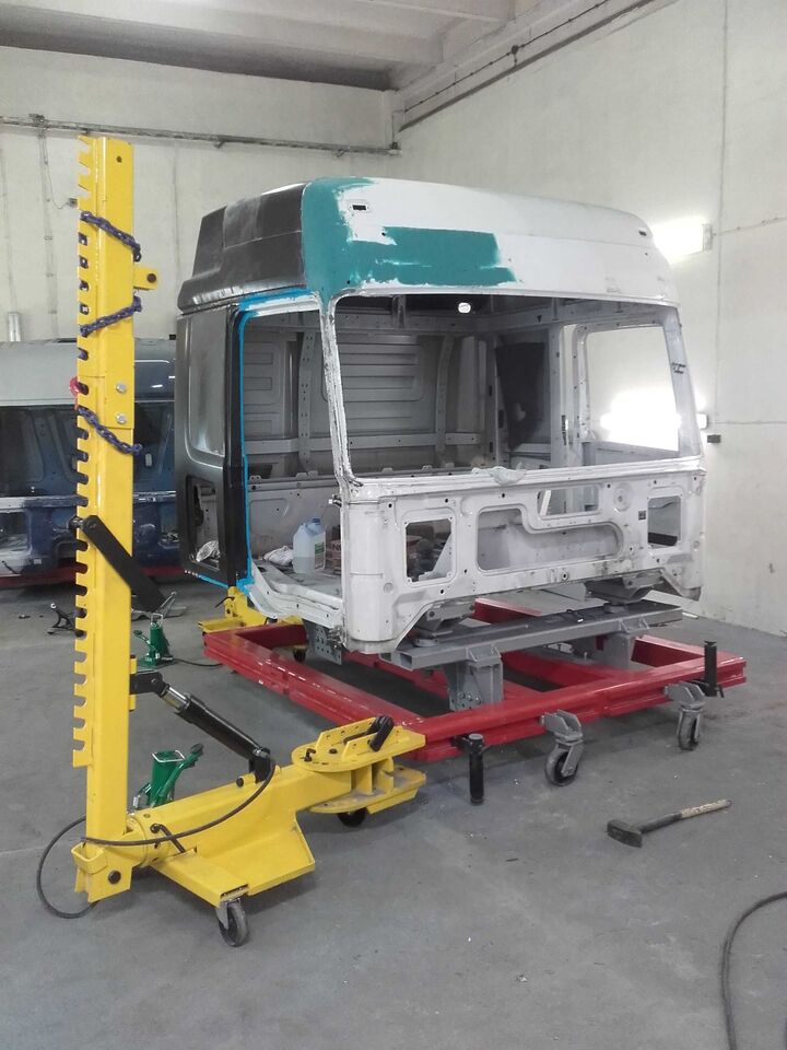 Frame for Truck Cabin Repair / Rahmen für die Reparatur von Lkw-Fahrerhäusern / Rám pro opravu kabin nákladních vozidel / Cadru pentru repararea cabinelor camioanelor - Oprema za radionice: slika Frame for Truck Cabin Repair / Rahmen für die Reparatur von Lkw-Fahrerhäusern / Rám pro opravu kabin nákladních vozidel / Cadru pentru repararea cabinelor camioanelor - Oprema za radionice Frame for Truck Cabin Repair / Rahmen für die Reparatur von Lkw-Fahrerhäusern / Rám pro opravu kabin nákladních vozidel / Cadru pentru repararea cabinelor camioanelor - Oprema za radionice: slika Frame for Truck Cabin Repair / Rahmen für die Reparatur von Lkw-Fahrerhäusern / Rám pro opravu kabin nákladních vozidel / Cadru pentru repararea cabinelor camioanelor - Oprema za radionice