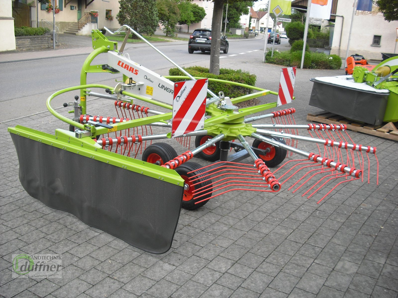 CLAAS Liner 370 - Prevrtač sijena/ Grabulje: slika CLAAS Liner 370 - Prevrtač sijena/ Grabulje CLAAS Liner 370 - Prevrtač sijena/ Grabulje: slika CLAAS Liner 370 - Prevrtač sijena/ Grabulje
