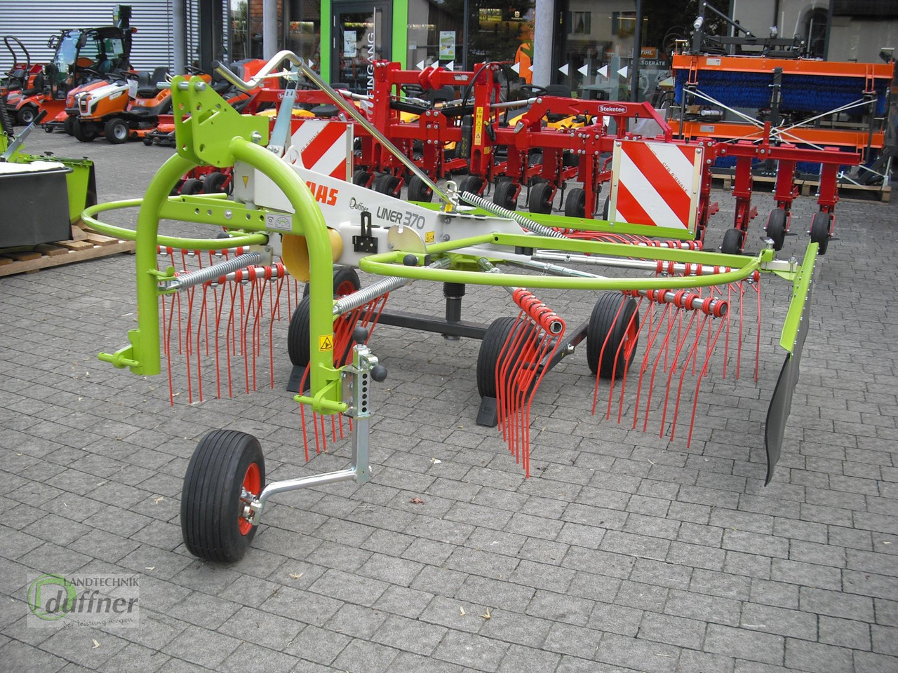 CLAAS Liner 370 - Prevrtač sijena/ Grabulje: slika CLAAS Liner 370 - Prevrtač sijena/ Grabulje CLAAS Liner 370 - Prevrtač sijena/ Grabulje: slika CLAAS Liner 370 - Prevrtač sijena/ Grabulje