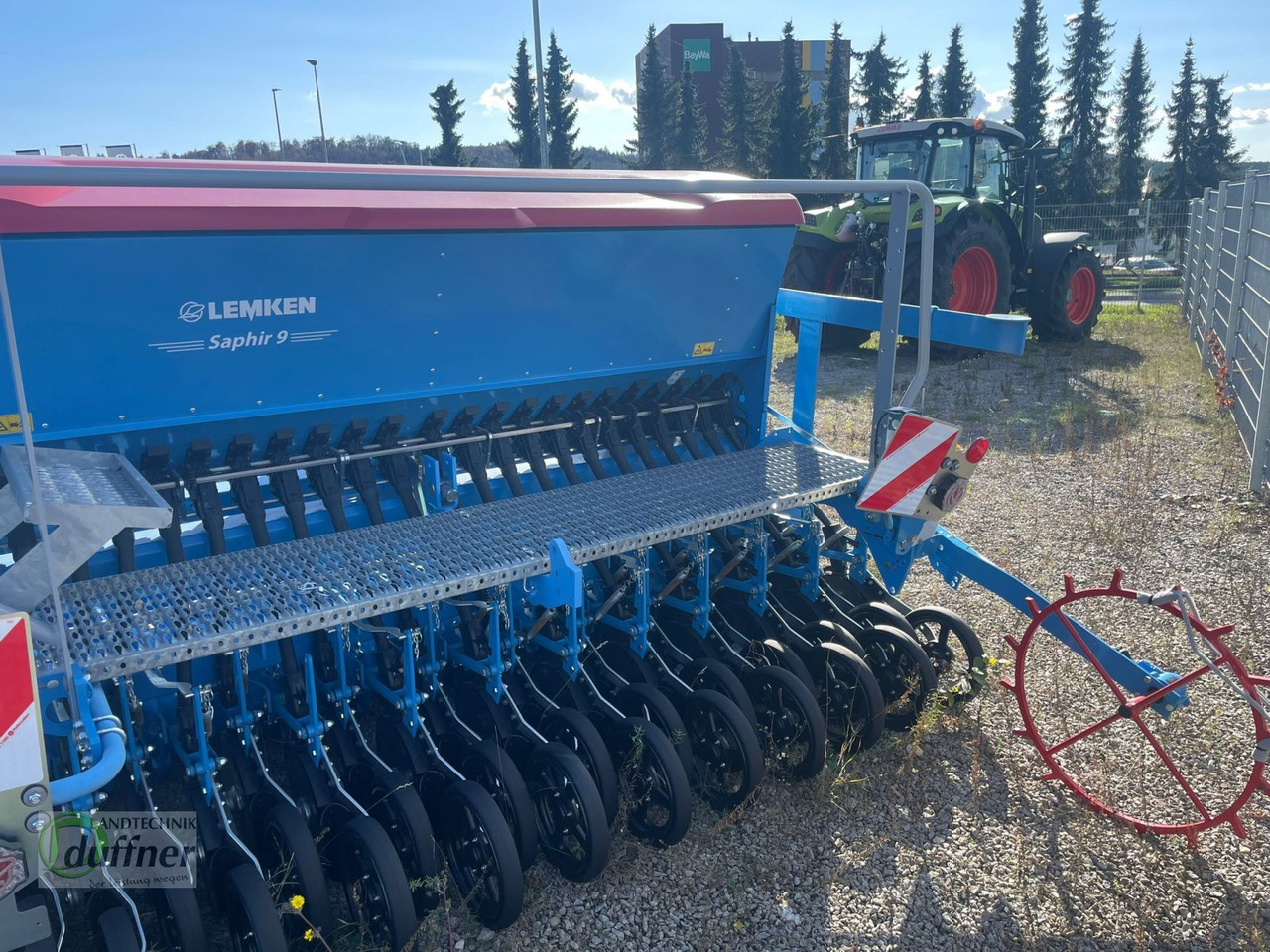 Lemken Zirkon 12/300 mit Saphir 9/300-125 - Sijačica: slika Lemken Zirkon 12/300 mit Saphir 9/300-125 - Sijačica Lemken Zirkon 12/300 mit Saphir 9/300-125 - Sijačica: slika Lemken Zirkon 12/300 mit Saphir 9/300-125 - Sijačica