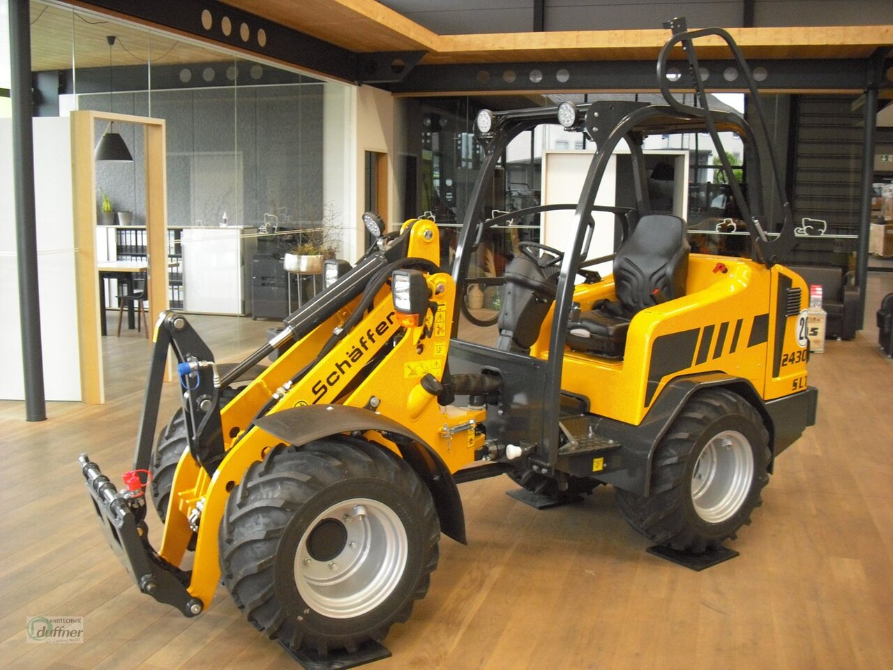 Schäffer 2430 SLT - Zglobni utovarivač: slika Schäffer 2430 SLT - Zglobni utovarivač Schäffer 2430 SLT - Zglobni utovarivač: slika Schäffer 2430 SLT - Zglobni utovarivač