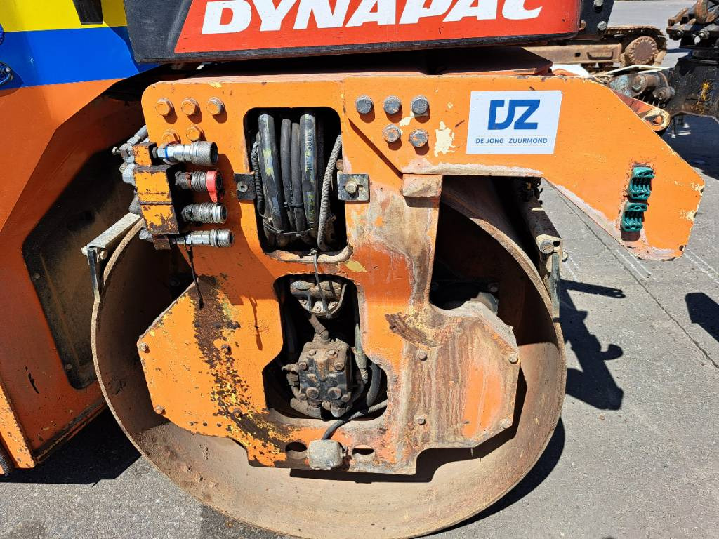 Dynapac CG233HF - Cestovni valjak: slika Dynapac CG233HF - Cestovni valjak Dynapac CG233HF - Cestovni valjak: slika Dynapac CG233HF - Cestovni valjak