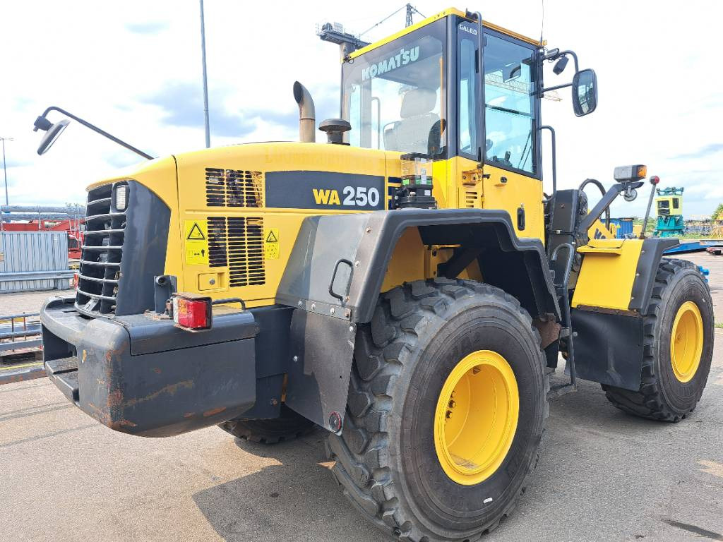 Komatsu WA 250-5H - Utovarivač na kotačima: slika Komatsu WA 250-5H - Utovarivač na kotačima Komatsu WA 250-5H - Utovarivač na kotačima: slika Komatsu WA 250-5H - Utovarivač na kotačima