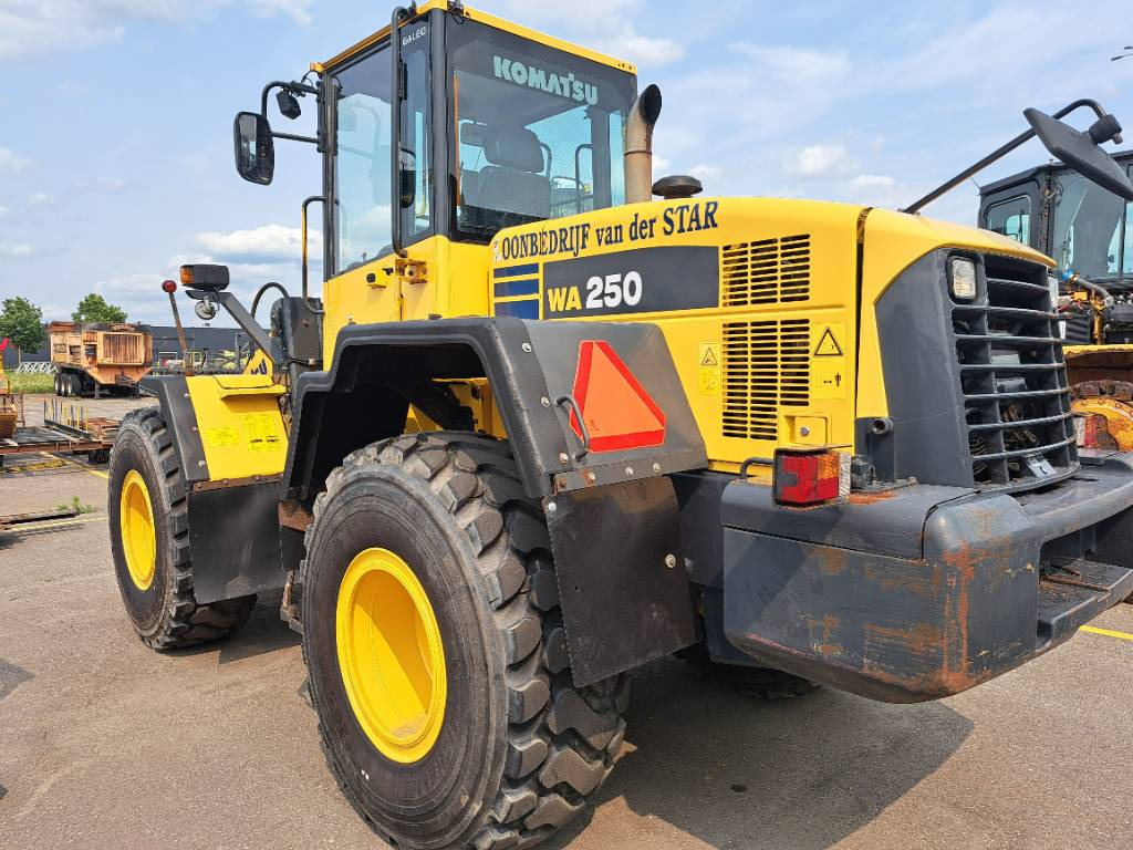 Komatsu WA 250-5H - Utovarivač na kotačima: slika Komatsu WA 250-5H - Utovarivač na kotačima Komatsu WA 250-5H - Utovarivač na kotačima: slika Komatsu WA 250-5H - Utovarivač na kotačima