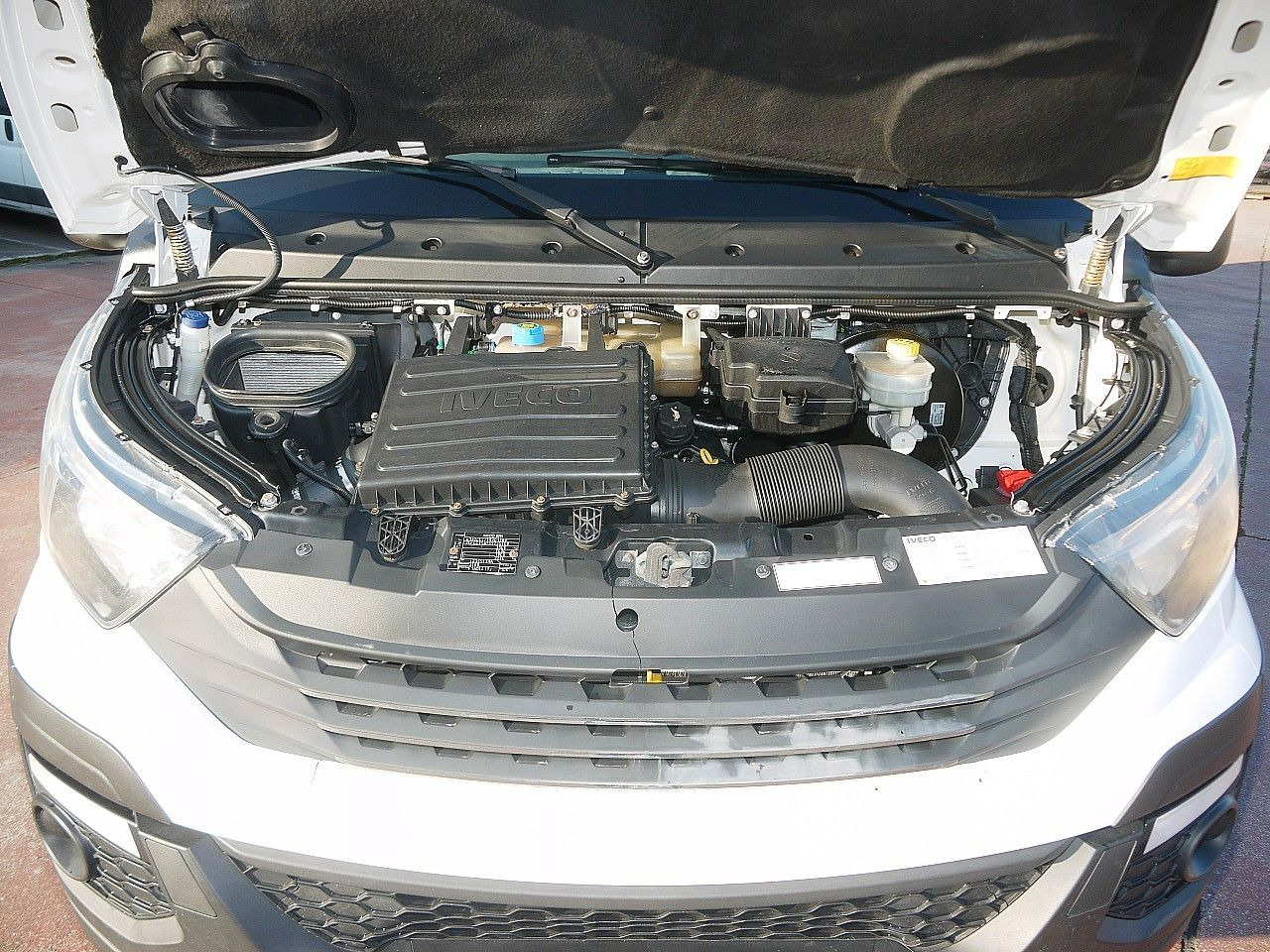 Dostavno vozilo hladnjača Iveco 35S14 DAILY KUHLKOFFER CARRIER XARIOS 350 -29C: slika Dostavno vozilo hladnjača Iveco 35S14 DAILY KUHLKOFFER CARRIER XARIOS 350 -29C