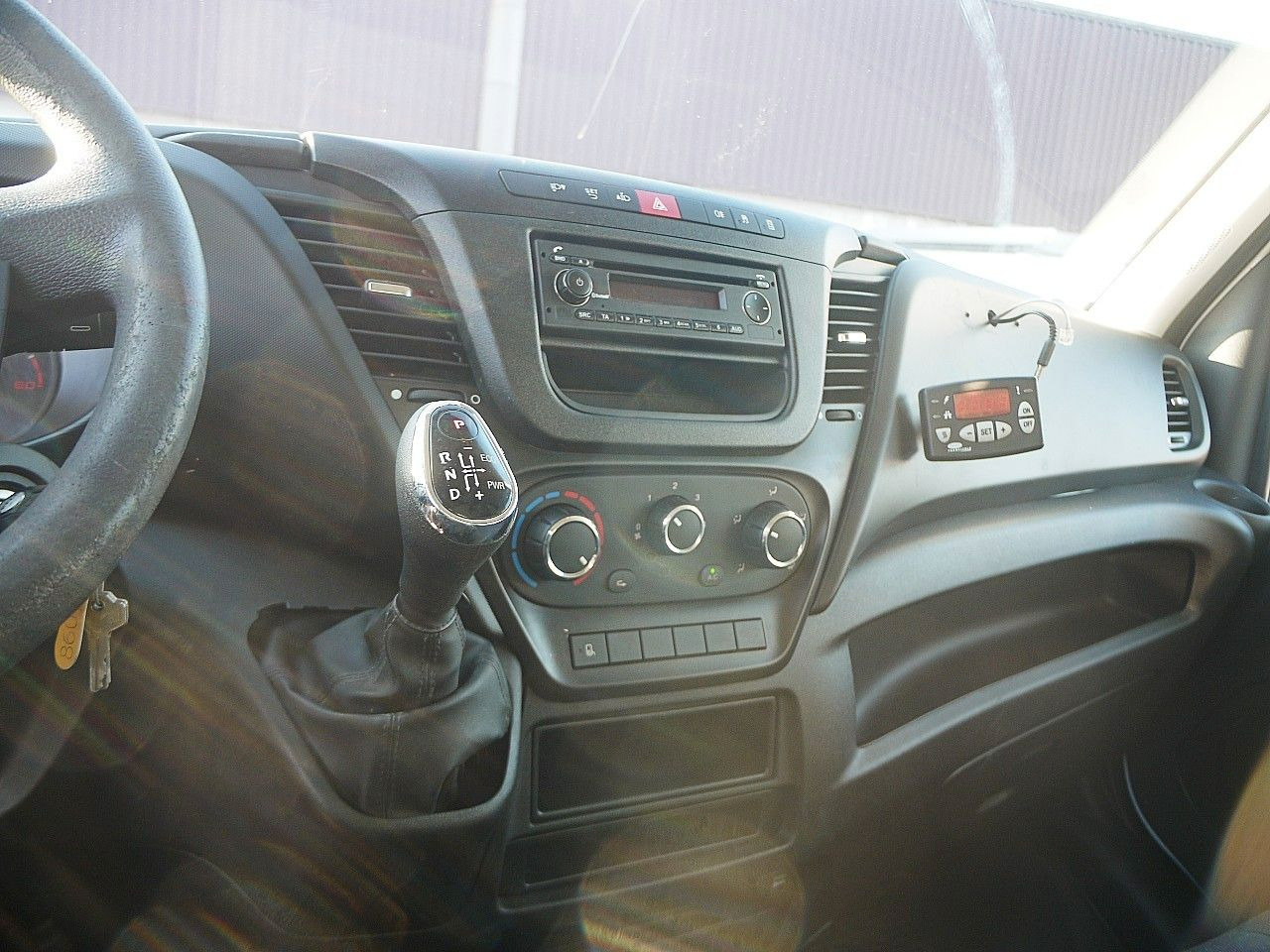 Dostavno vozilo hladnjača Iveco 35S14 DAILY KUHLKOFFER CARRIER XARIOS 350 -29C: slika Dostavno vozilo hladnjača Iveco 35S14 DAILY KUHLKOFFER CARRIER XARIOS 350 -29C