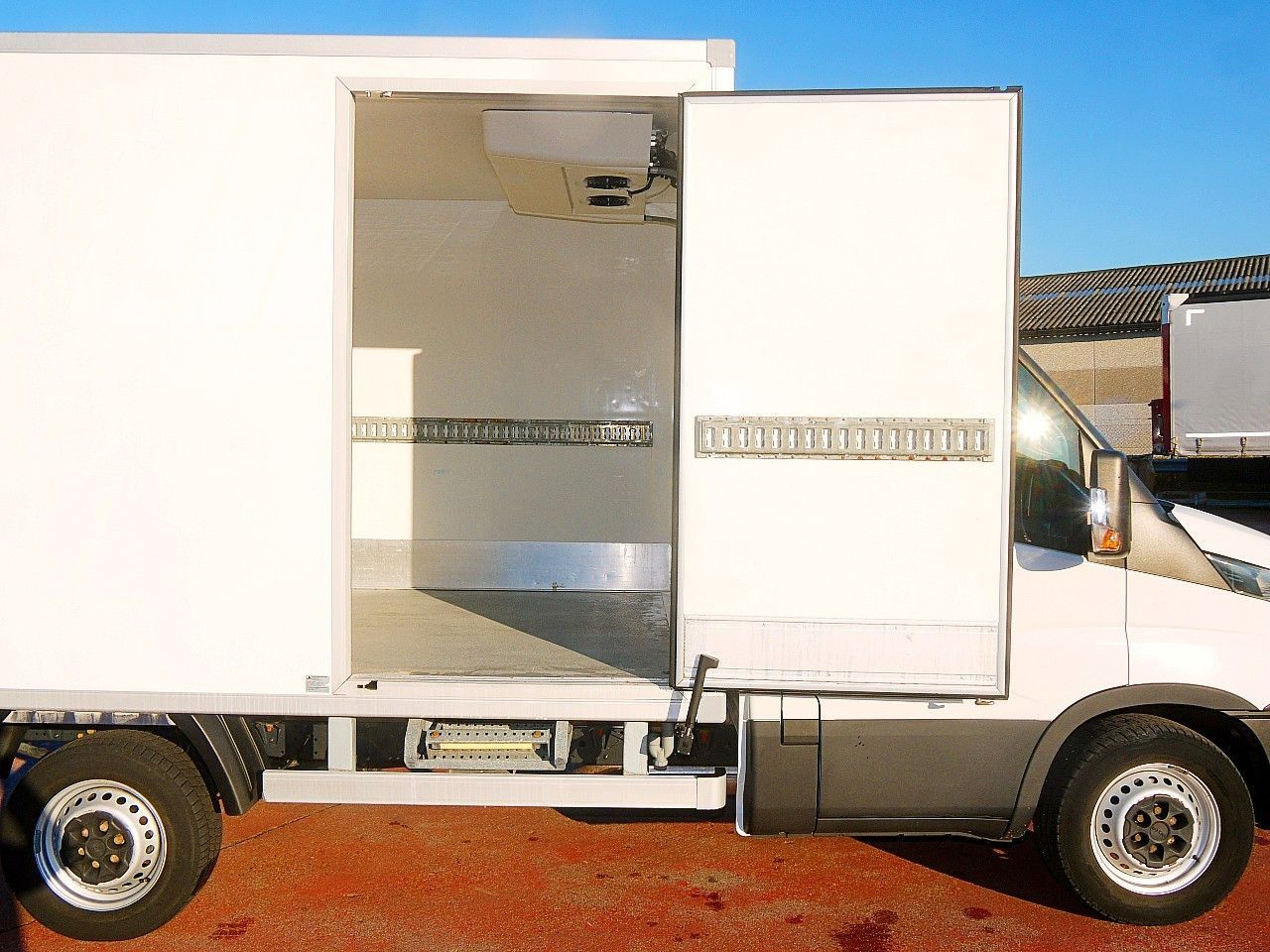 Dostavno vozilo hladnjača Iveco 35S14 DAILY KUHLKOFFER CARRIER XARIOS 350 -29C: slika Dostavno vozilo hladnjača Iveco 35S14 DAILY KUHLKOFFER CARRIER XARIOS 350 -29C