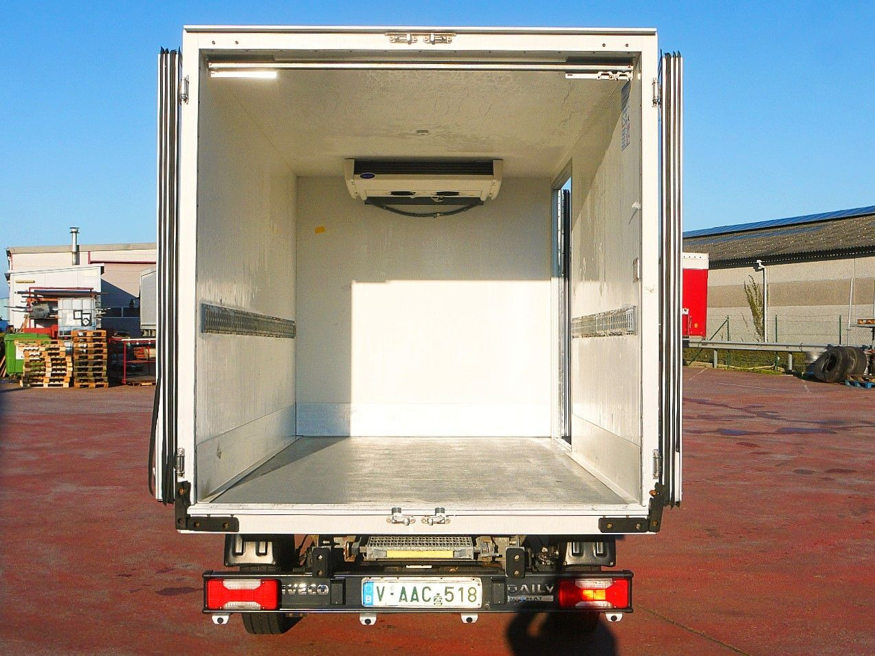 Dostavno vozilo hladnjača Iveco 35S14 DAILY KUHLKOFFER CARRIER XARIOS 350 -29C: slika Dostavno vozilo hladnjača Iveco 35S14 DAILY KUHLKOFFER CARRIER XARIOS 350 -29C