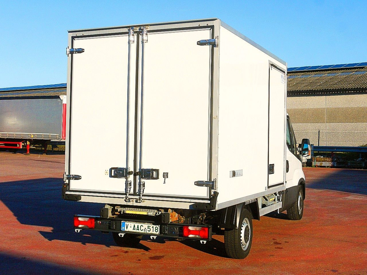 Dostavno vozilo hladnjača Iveco 35S14 DAILY KUHLKOFFER CARRIER XARIOS 350 -29C: slika Dostavno vozilo hladnjača Iveco 35S14 DAILY KUHLKOFFER CARRIER XARIOS 350 -29C