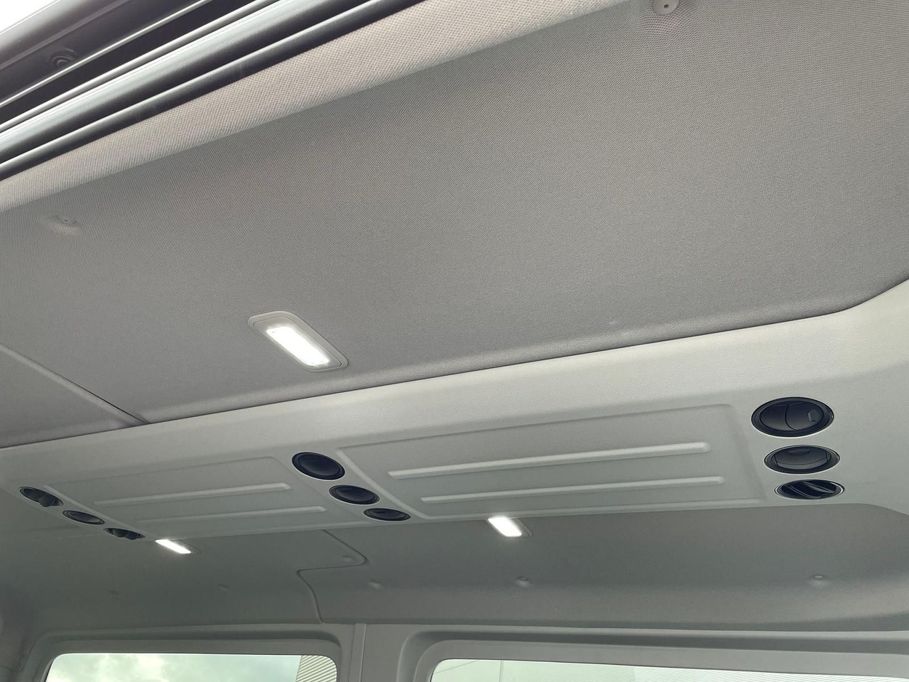 Automobil MAN TGE 3.180 Kombi L3H2 INDIVIDUAL S LED ACC NAV: slika Automobil MAN TGE 3.180 Kombi L3H2 INDIVIDUAL S LED ACC NAV