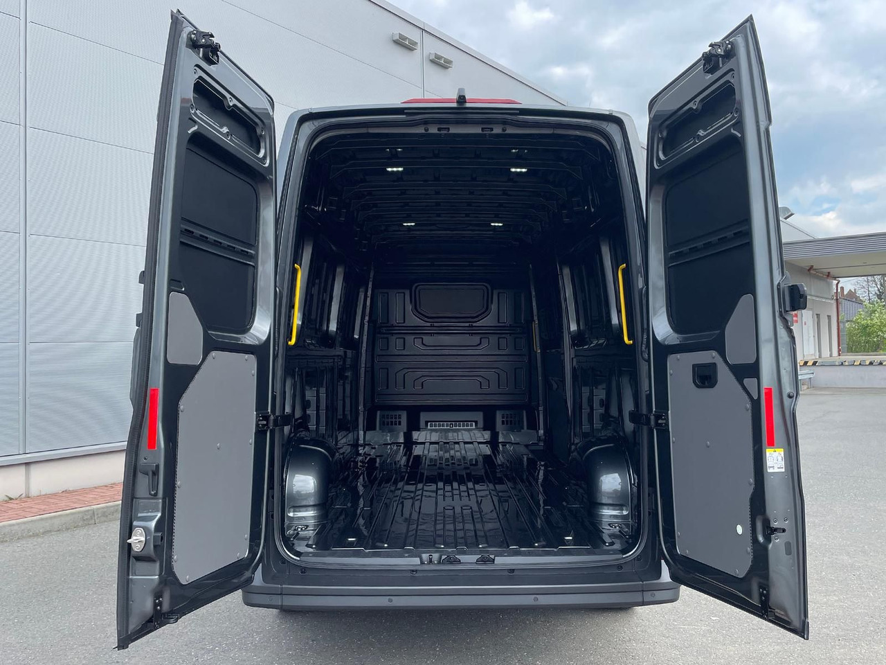 Furgon MAN TGE 3.180 L4H3 Kasten STANDHZ ACC LED SITZHZ: slika Furgon MAN TGE 3.180 L4H3 Kasten STANDHZ ACC LED SITZHZ Furgon MAN TGE 3.180 L4H3 Kasten STANDHZ ACC LED SITZHZ: slika Furgon MAN TGE 3.180 L4H3 Kasten STANDHZ ACC LED SITZHZ