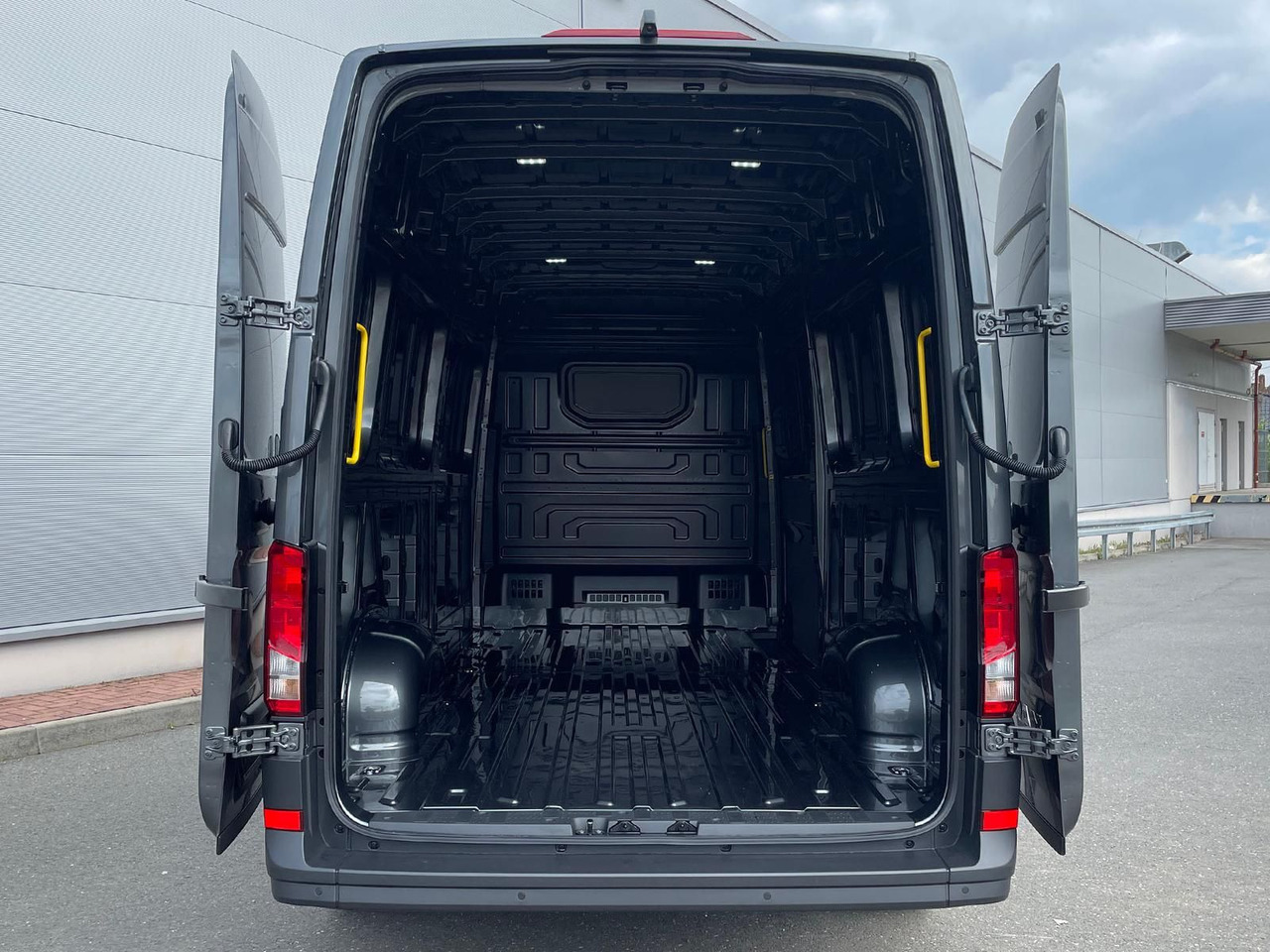 Furgon MAN TGE 3.180 L4H3 Kasten STANDHZ ACC LED SITZHZ: slika Furgon MAN TGE 3.180 L4H3 Kasten STANDHZ ACC LED SITZHZ Furgon MAN TGE 3.180 L4H3 Kasten STANDHZ ACC LED SITZHZ: slika Furgon MAN TGE 3.180 L4H3 Kasten STANDHZ ACC LED SITZHZ