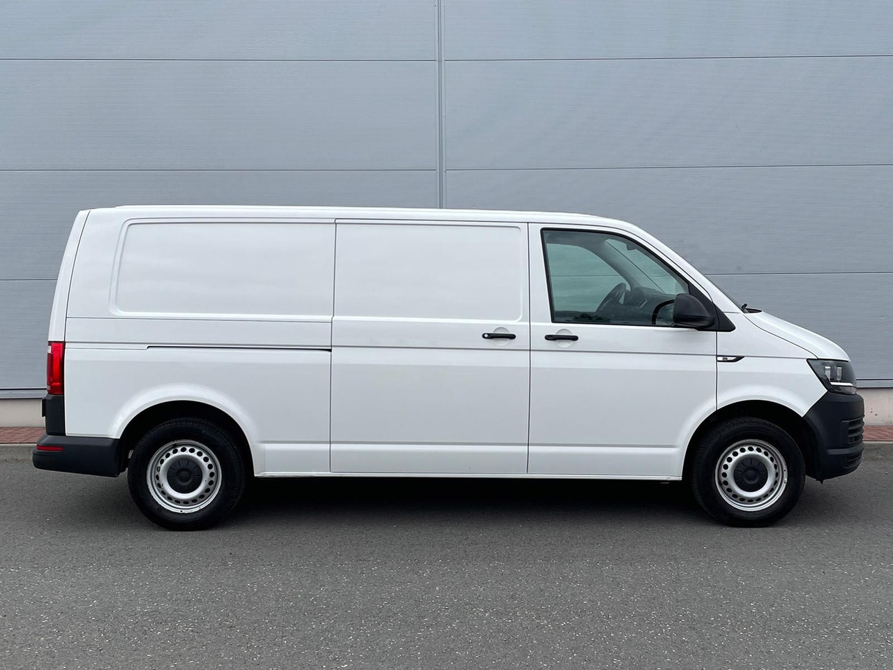 Volkswagen T6 Transporter 2.0 TDI PDC KLIMA - Furgon: slika Volkswagen T6 Transporter 2.0 TDI PDC KLIMA - Furgon Volkswagen T6 Transporter 2.0 TDI PDC KLIMA - Furgon: slika Volkswagen T6 Transporter 2.0 TDI PDC KLIMA - Furgon