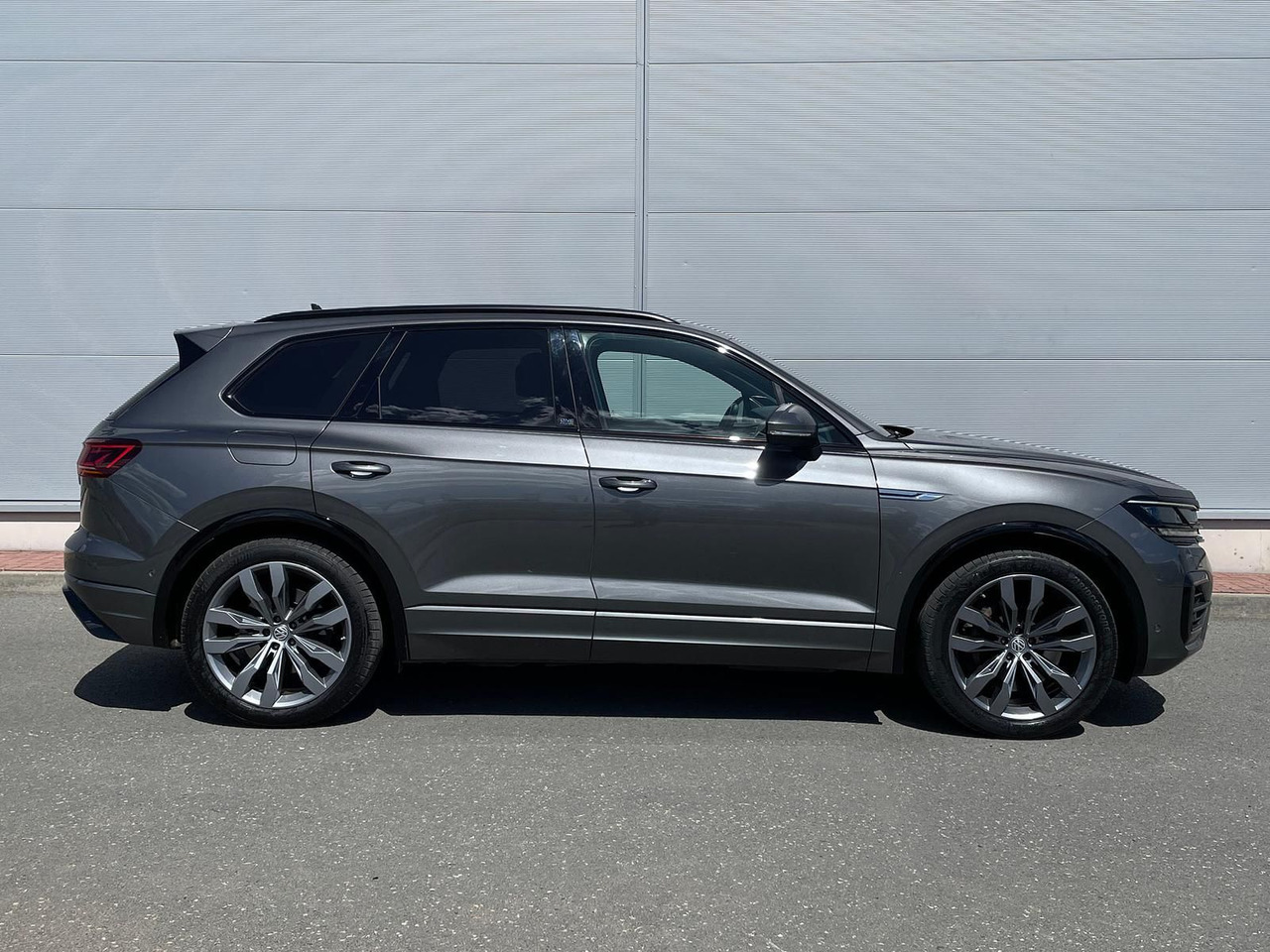 Volkswagen Touareg 4.0 V8 TDI One Million 4M LEDER AHK ACC - SUV: slika Volkswagen Touareg 4.0 V8 TDI One Million 4M LEDER AHK ACC - SUV Volkswagen Touareg 4.0 V8 TDI One Million 4M LEDER AHK ACC - SUV: slika Volkswagen Touareg 4.0 V8 TDI One Million 4M LEDER AHK ACC - SUV