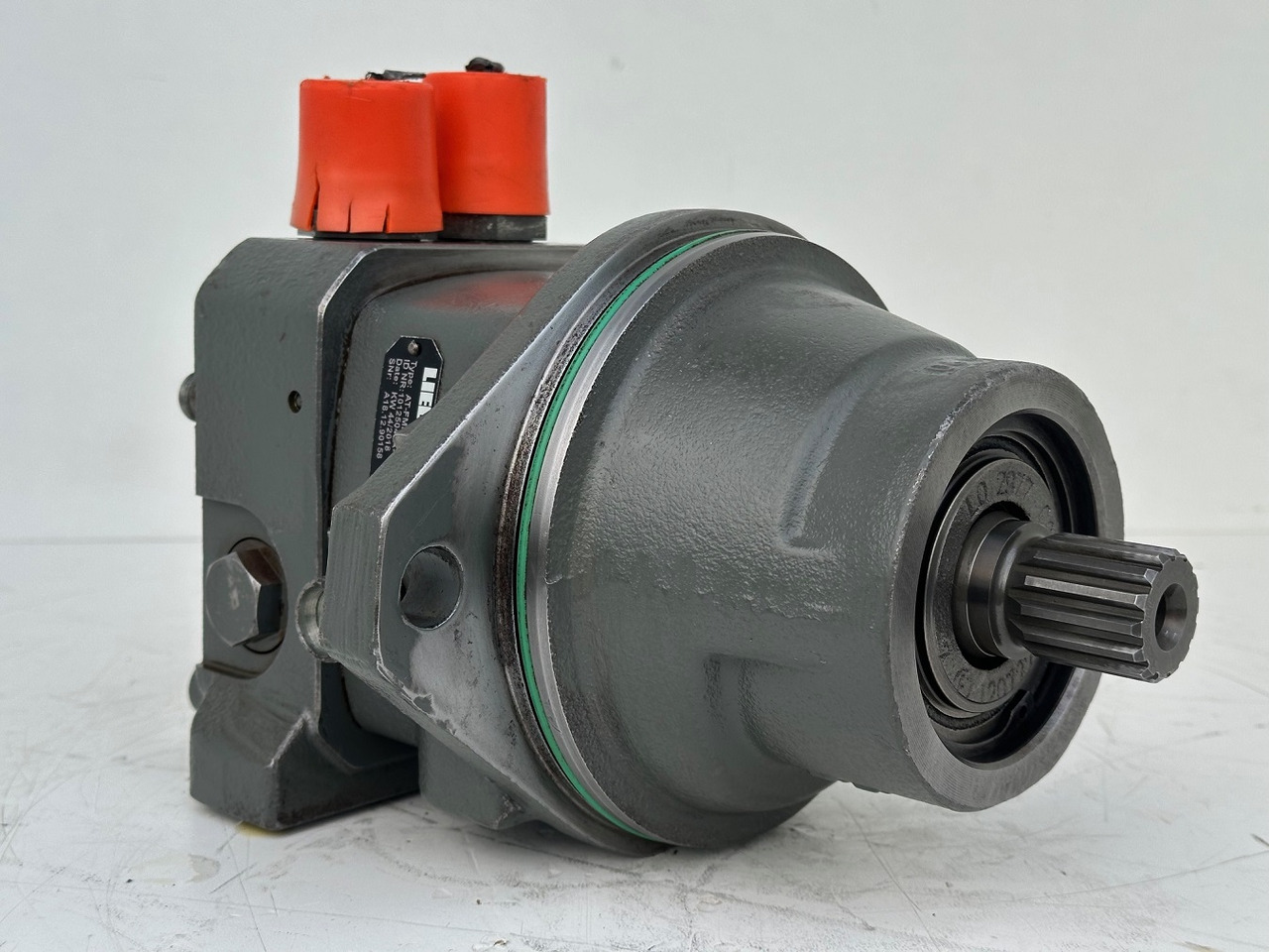 LIEBHERR Original Hydraulikeinbaumotor AT-FMF045. ID-Nr.9075181 – ID-Nr.10125043A. A309, A311, A312, A314, A316, A900, A904, A918, R313, R317, R900, R904. #A18.12.90158# - Hidraulični motor za Bager: slika LIEBHERR Original Hydraulikeinbaumotor AT-FMF045. ID-Nr.9075181 – ID-Nr.10125043A. A309, A311, A312, A314, A316, A900, A904, A918, R313, R317, R900, R904. #A18.12.90158# - Hidraulični motor za Bager LIEBHERR Original Hydraulikeinbaumotor AT-FMF045. ID-Nr.9075181 – ID-Nr.10125043A. A309, A311, A312, A314, A316, A900, A904, A918, R313, R317, R900, R904. #A18.12.90158# - Hidraulični motor za Bager: slika LIEBHERR Original Hydraulikeinbaumotor AT-FMF045. ID-Nr.9075181 – ID-Nr.10125043A. A309, A311, A312, A314, A316, A900, A904, A918, R313, R317, R900, R904. #A18.12.90158# - Hidraulični motor za Bager
