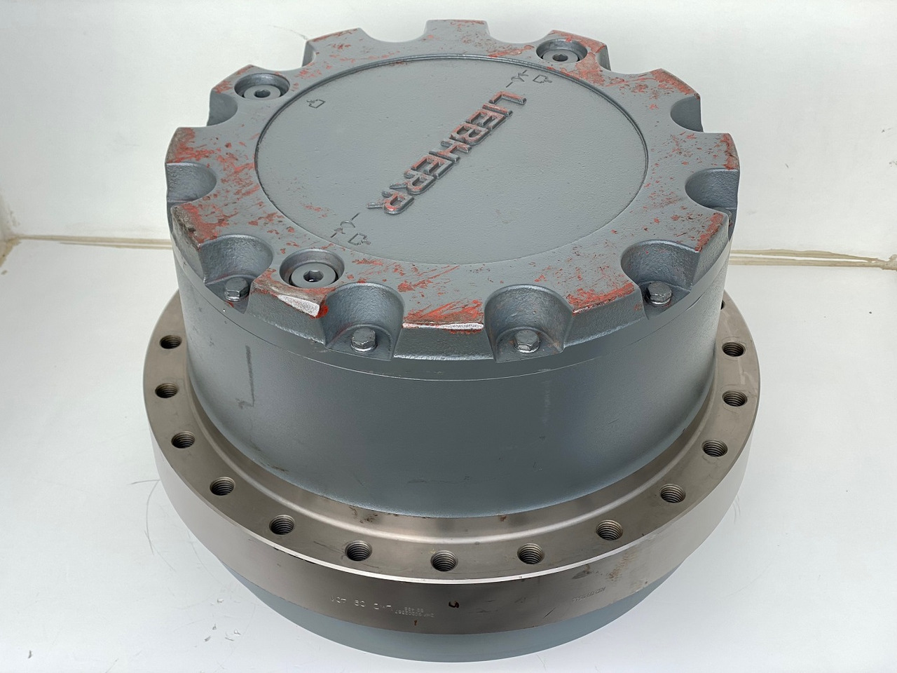 Liebherr Fahrantrieb FAT450P123, ID-Nr.90202516 - ID-Nr.90202517. LOS954, R940, R946, R950, R954, R956. #159-04# - Reduktor pogona za Bager gusjeničar: slika Liebherr Fahrantrieb FAT450P123, ID-Nr.90202516 - ID-Nr.90202517. LOS954, R940, R946, R950, R954, R956. #159-04# - Reduktor pogona za Bager gusjeničar Liebherr Fahrantrieb FAT450P123, ID-Nr.90202516 - ID-Nr.90202517. LOS954, R940, R946, R950, R954, R956. #159-04# - Reduktor pogona za Bager gusjeničar: slika Liebherr Fahrantrieb FAT450P123, ID-Nr.90202516 - ID-Nr.90202517. LOS954, R940, R946, R950, R954, R956. #159-04# - Reduktor pogona za Bager gusjeničar