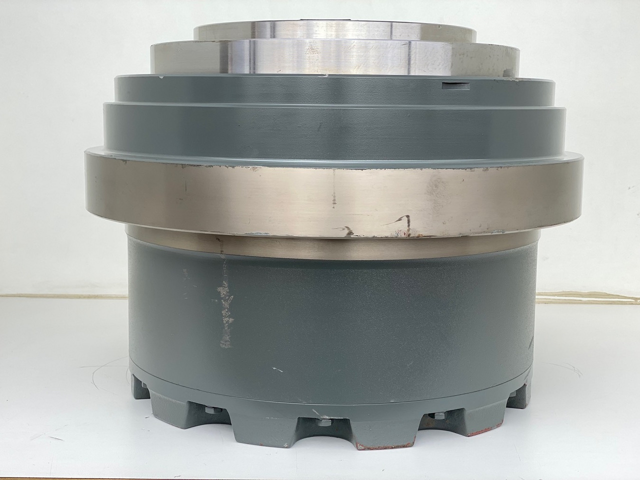 Liebherr Fahrantrieb FAT450P135, ID-Nr.90211932 - ID-Nr.90211933. ER944, R940, R944, R945, R946, R950, R960 T. #159-03# - Reduktor pogona za Bager gusjeničar: slika Liebherr Fahrantrieb FAT450P135, ID-Nr.90211932 - ID-Nr.90211933. ER944, R940, R944, R945, R946, R950, R960 T. #159-03# - Reduktor pogona za Bager gusjeničar Liebherr Fahrantrieb FAT450P135, ID-Nr.90211932 - ID-Nr.90211933. ER944, R940, R944, R945, R946, R950, R960 T. #159-03# - Reduktor pogona za Bager gusjeničar: slika Liebherr Fahrantrieb FAT450P135, ID-Nr.90211932 - ID-Nr.90211933. ER944, R940, R944, R945, R946, R950, R960 T. #159-03# - Reduktor pogona za Bager gusjeničar