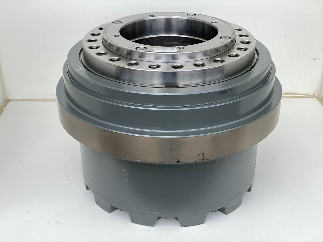 Liebherr Fahrantrieb FAT450P135, ID-Nr.90211932 - ID-Nr.90211933. ER944, R940, R944, R945, R946, R950, R960 T. #159-03# - Reduktor pogona za Bager gusjeničar: slika Liebherr Fahrantrieb FAT450P135, ID-Nr.90211932 - ID-Nr.90211933. ER944, R940, R944, R945, R946, R950, R960 T. #159-03# - Reduktor pogona za Bager gusjeničar Liebherr Fahrantrieb FAT450P135, ID-Nr.90211932 - ID-Nr.90211933. ER944, R940, R944, R945, R946, R950, R960 T. #159-03# - Reduktor pogona za Bager gusjeničar: slika Liebherr Fahrantrieb FAT450P135, ID-Nr.90211932 - ID-Nr.90211933. ER944, R940, R944, R945, R946, R950, R960 T. #159-03# - Reduktor pogona za Bager gusjeničar