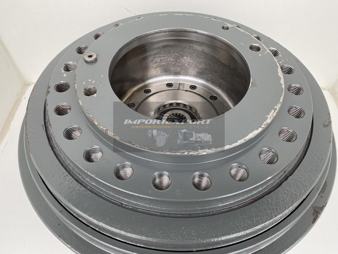 Liebherr Fahrantrieb Typ:FAT450P004, ID-Nr.9443840 - ID-Nr.944384003. LH60C, LH60CP, LH60EC, LH80C, LH80EC, ER944C, LOS944, LOS954, R944B, R944C, R954B, R954C. #794# - Reduktor pogona za Bager gusjeničar: slika Liebherr Fahrantrieb Typ:FAT450P004, ID-Nr.9443840 - ID-Nr.944384003. LH60C, LH60CP, LH60EC, LH80C, LH80EC, ER944C, LOS944, LOS954, R944B, R944C, R954B, R954C. #794# - Reduktor pogona za Bager gusjeničar Liebherr Fahrantrieb Typ:FAT450P004, ID-Nr.9443840 - ID-Nr.944384003. LH60C, LH60CP, LH60EC, LH80C, LH80EC, ER944C, LOS944, LOS954, R944B, R944C, R954B, R954C. #794# - Reduktor pogona za Bager gusjeničar: slika Liebherr Fahrantrieb Typ:FAT450P004, ID-Nr.9443840 - ID-Nr.944384003. LH60C, LH60CP, LH60EC, LH80C, LH80EC, ER944C, LOS944, LOS954, R944B, R944C, R954B, R954C. #794# - Reduktor pogona za Bager gusjeničar