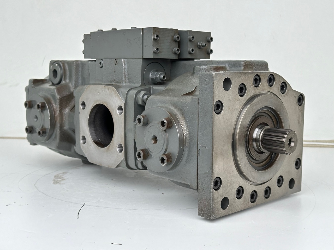 Liebherr Hydraulikdoppelpumpe Typ:LPVD 075. ID-Nr.9076806 - ID-Nr.9279749 - ID-Nr.9880487 - ID-Nr.9073988. A902 IND - A904 IND. #9076806.15495# - Hidraulična pumpa za Građevinski strojevi: slika Liebherr Hydraulikdoppelpumpe Typ:LPVD 075. ID-Nr.9076806 - ID-Nr.9279749 - ID-Nr.9880487 - ID-Nr.9073988. A902 IND - A904 IND. #9076806.15495# - Hidraulična pumpa za Građevinski strojevi Liebherr Hydraulikdoppelpumpe Typ:LPVD 075. ID-Nr.9076806 - ID-Nr.9279749 - ID-Nr.9880487 - ID-Nr.9073988. A902 IND - A904 IND. #9076806.15495# - Hidraulična pumpa za Građevinski strojevi: slika Liebherr Hydraulikdoppelpumpe Typ:LPVD 075. ID-Nr.9076806 - ID-Nr.9279749 - ID-Nr.9880487 - ID-Nr.9073988. A902 IND - A904 IND. #9076806.15495# - Hidraulična pumpa za Građevinski strojevi