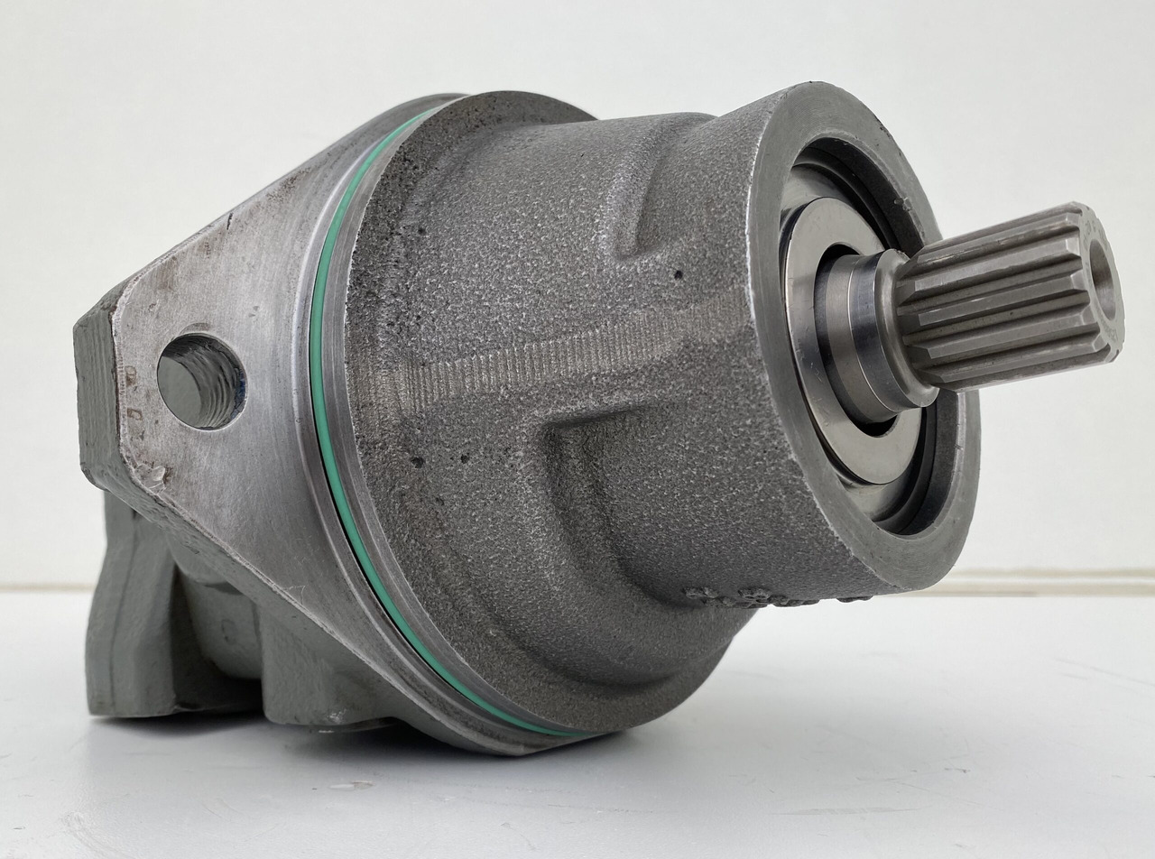 Liebherr Hydraulikeinbaumotor FMF045, ID-Nr.10132702. A924,LH30C,LH30M,LH35M,LH35MT,LH40C,LH40CP,LH40M,LH40MP,LH50CHR,LH50M,LH50MHR,LH50MT. #07110# - Hidraulični motor za Bager na kotačima: slika Liebherr Hydraulikeinbaumotor FMF045, ID-Nr.10132702. A924,LH30C,LH30M,LH35M,LH35MT,LH40C,LH40CP,LH40M,LH40MP,LH50CHR,LH50M,LH50MHR,LH50MT. #07110# - Hidraulični motor za Bager na kotačima Liebherr Hydraulikeinbaumotor FMF045, ID-Nr.10132702. A924,LH30C,LH30M,LH35M,LH35MT,LH40C,LH40CP,LH40M,LH40MP,LH50CHR,LH50M,LH50MHR,LH50MT. #07110# - Hidraulični motor za Bager na kotačima: slika Liebherr Hydraulikeinbaumotor FMF045, ID-Nr.10132702. A924,LH30C,LH30M,LH35M,LH35MT,LH40C,LH40CP,LH40M,LH40MP,LH50CHR,LH50M,LH50MHR,LH50MT. #07110# - Hidraulični motor za Bager na kotačima