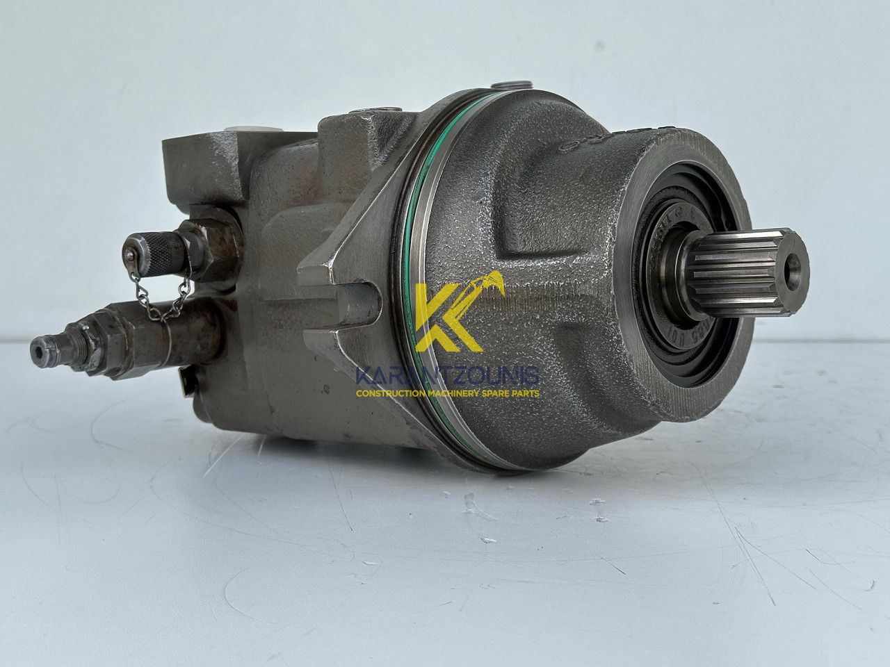 Liebherr Hydraulikeinbaumotor Typ:FMF058, ID-Nr.10122576 - ID-Nr.10145827 - ID-Nr.11371069. LOS1906, P924 COMP , R906, R906 PROTO, R916, R922, R924, R924 COMP, R926 COMP, R926 K LC. #11371069.08604# - Hidraulični motor za Bager gusjeničar: slika Liebherr Hydraulikeinbaumotor Typ:FMF058, ID-Nr.10122576 - ID-Nr.10145827 - ID-Nr.11371069. LOS1906, P924 COMP , R906, R906 PROTO, R916, R922, R924, R924 COMP, R926 COMP, R926 K LC. #11371069.08604# - Hidraulični motor za Bager gusjeničar Liebherr Hydraulikeinbaumotor Typ:FMF058, ID-Nr.10122576 - ID-Nr.10145827 - ID-Nr.11371069. LOS1906, P924 COMP , R906, R906 PROTO, R916, R922, R924, R924 COMP, R926 COMP, R926 K LC. #11371069.08604# - Hidraulični motor za Bager gusjeničar: slika Liebherr Hydraulikeinbaumotor Typ:FMF058, ID-Nr.10122576 - ID-Nr.10145827 - ID-Nr.11371069. LOS1906, P924 COMP , R906, R906 PROTO, R916, R922, R924, R924 COMP, R926 COMP, R926 K LC. #11371069.08604# - Hidraulični motor za Bager gusjeničar