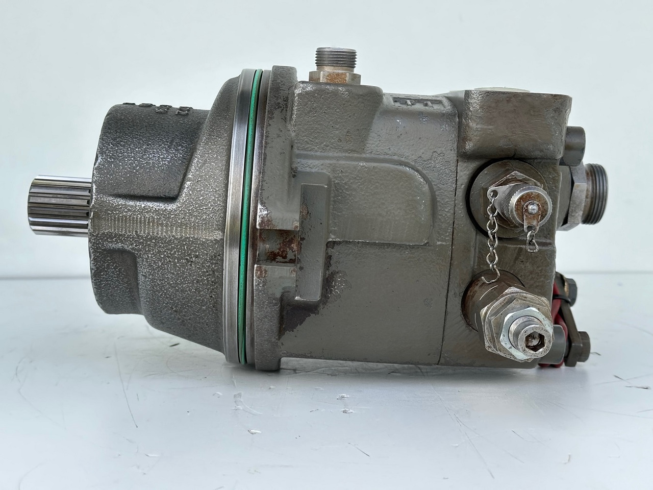 Liebherr Hydraulikeinbaumotor Typ:FMF058, ID-Nr.10122576 - ID-Nr.10145827 - ID-Nr.11371069. LOS1906, P924 COMP , R906, R906 PROTO, R916, R922, R924, R924 COMP, R926 COMP, R926 K LC. #11371069.43199# - Motor okretanja za Građevinski strojevi: slika Liebherr Hydraulikeinbaumotor Typ:FMF058, ID-Nr.10122576 - ID-Nr.10145827 - ID-Nr.11371069. LOS1906, P924 COMP , R906, R906 PROTO, R916, R922, R924, R924 COMP, R926 COMP, R926 K LC. #11371069.43199# - Motor okretanja za Građevinski strojevi Liebherr Hydraulikeinbaumotor Typ:FMF058, ID-Nr.10122576 - ID-Nr.10145827 - ID-Nr.11371069. LOS1906, P924 COMP , R906, R906 PROTO, R916, R922, R924, R924 COMP, R926 COMP, R926 K LC. #11371069.43199# - Motor okretanja za Građevinski strojevi: slika Liebherr Hydraulikeinbaumotor Typ:FMF058, ID-Nr.10122576 - ID-Nr.10145827 - ID-Nr.11371069. LOS1906, P924 COMP , R906, R906 PROTO, R916, R922, R924, R924 COMP, R926 COMP, R926 K LC. #11371069.43199# - Motor okretanja za Građevinski strojevi