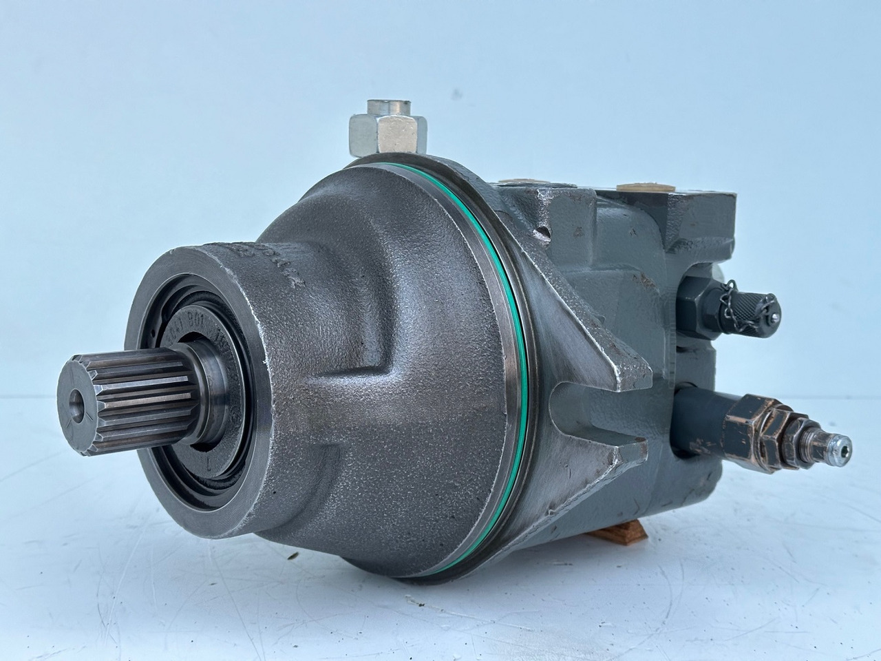 Liebherr Hydraulikeinbaumotor Typ:FMF090. ID-Nr.10139164 - ID-Nr.11371743. R946 LC, R946 LC-V, R946 NLC, R946 S-HD, R950 LC-V, R950 S-HD, R950. #11371743.11929# - Motor okretanja za Bager: slika Liebherr Hydraulikeinbaumotor Typ:FMF090. ID-Nr.10139164 - ID-Nr.11371743. R946 LC, R946 LC-V, R946 NLC, R946 S-HD, R950 LC-V, R950 S-HD, R950. #11371743.11929# - Motor okretanja za Bager Liebherr Hydraulikeinbaumotor Typ:FMF090. ID-Nr.10139164 - ID-Nr.11371743. R946 LC, R946 LC-V, R946 NLC, R946 S-HD, R950 LC-V, R950 S-HD, R950. #11371743.11929# - Motor okretanja za Bager: slika Liebherr Hydraulikeinbaumotor Typ:FMF090. ID-Nr.10139164 - ID-Nr.11371743. R946 LC, R946 LC-V, R946 NLC, R946 S-HD, R950 LC-V, R950 S-HD, R950. #11371743.11929# - Motor okretanja za Bager