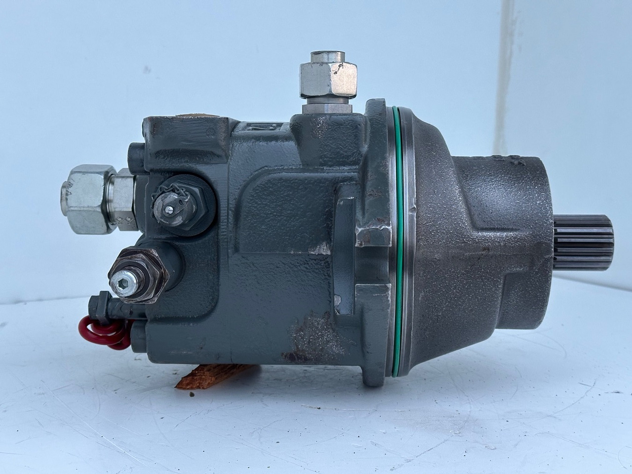 Liebherr Hydraulikeinbaumotor Typ:FMF090. ID-Nr.10139164 - ID-Nr.11371743. R946 LC, R946 LC-V, R946 NLC, R946 S-HD, R950 LC-V, R950 S-HD, R950. #11371743.11929# - Motor okretanja za Bager: slika Liebherr Hydraulikeinbaumotor Typ:FMF090. ID-Nr.10139164 - ID-Nr.11371743. R946 LC, R946 LC-V, R946 NLC, R946 S-HD, R950 LC-V, R950 S-HD, R950. #11371743.11929# - Motor okretanja za Bager Liebherr Hydraulikeinbaumotor Typ:FMF090. ID-Nr.10139164 - ID-Nr.11371743. R946 LC, R946 LC-V, R946 NLC, R946 S-HD, R950 LC-V, R950 S-HD, R950. #11371743.11929# - Motor okretanja za Bager: slika Liebherr Hydraulikeinbaumotor Typ:FMF090. ID-Nr.10139164 - ID-Nr.11371743. R946 LC, R946 LC-V, R946 NLC, R946 S-HD, R950 LC-V, R950 S-HD, R950. #11371743.11929# - Motor okretanja za Bager