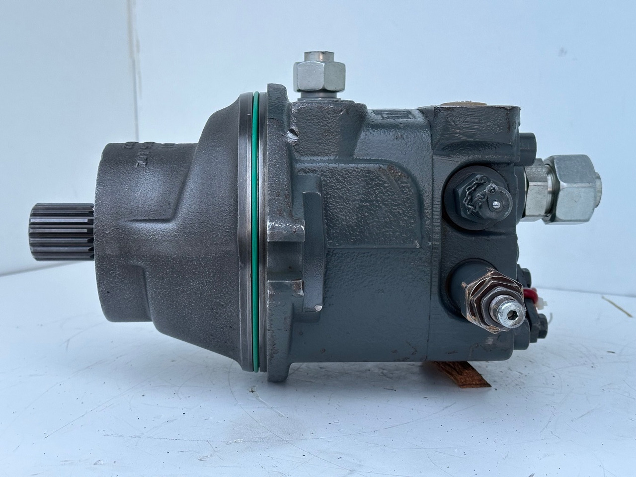 Liebherr Hydraulikeinbaumotor Typ:FMF090. ID-Nr.10139164 - ID-Nr.11371743. R946 LC, R946 LC-V, R946 NLC, R946 S-HD, R950 LC-V, R950 S-HD, R950. #11371743.11929# - Motor okretanja za Bager: slika Liebherr Hydraulikeinbaumotor Typ:FMF090. ID-Nr.10139164 - ID-Nr.11371743. R946 LC, R946 LC-V, R946 NLC, R946 S-HD, R950 LC-V, R950 S-HD, R950. #11371743.11929# - Motor okretanja za Bager Liebherr Hydraulikeinbaumotor Typ:FMF090. ID-Nr.10139164 - ID-Nr.11371743. R946 LC, R946 LC-V, R946 NLC, R946 S-HD, R950 LC-V, R950 S-HD, R950. #11371743.11929# - Motor okretanja za Bager: slika Liebherr Hydraulikeinbaumotor Typ:FMF090. ID-Nr.10139164 - ID-Nr.11371743. R946 LC, R946 LC-V, R946 NLC, R946 S-HD, R950 LC-V, R950 S-HD, R950. #11371743.11929# - Motor okretanja za Bager