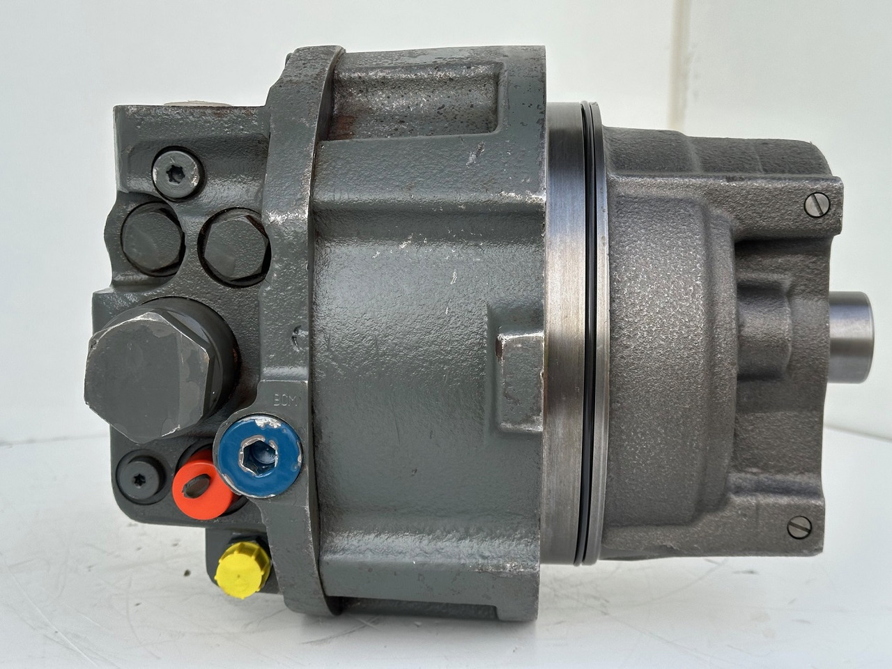Liebherr Hydraulikeinbaumotor Typ:LH46VE 108. ID-Nr.11428178 . LOS926-1715,R926-1715,R928-1715,R930-1716,R934-1550,R936K-LC,R936K-NLC,R936K-SLC,R938. #11428178.0663# - Reduktor pogona za Građevinski strojevi: slika Liebherr Hydraulikeinbaumotor Typ:LH46VE 108. ID-Nr.11428178 . LOS926-1715,R926-1715,R928-1715,R930-1716,R934-1550,R936K-LC,R936K-NLC,R936K-SLC,R938. #11428178.0663# - Reduktor pogona za Građevinski strojevi Liebherr Hydraulikeinbaumotor Typ:LH46VE 108. ID-Nr.11428178 . LOS926-1715,R926-1715,R928-1715,R930-1716,R934-1550,R936K-LC,R936K-NLC,R936K-SLC,R938. #11428178.0663# - Reduktor pogona za Građevinski strojevi: slika Liebherr Hydraulikeinbaumotor Typ:LH46VE 108. ID-Nr.11428178 . LOS926-1715,R926-1715,R928-1715,R930-1716,R934-1550,R936K-LC,R936K-NLC,R936K-SLC,R938. #11428178.0663# - Reduktor pogona za Građevinski strojevi