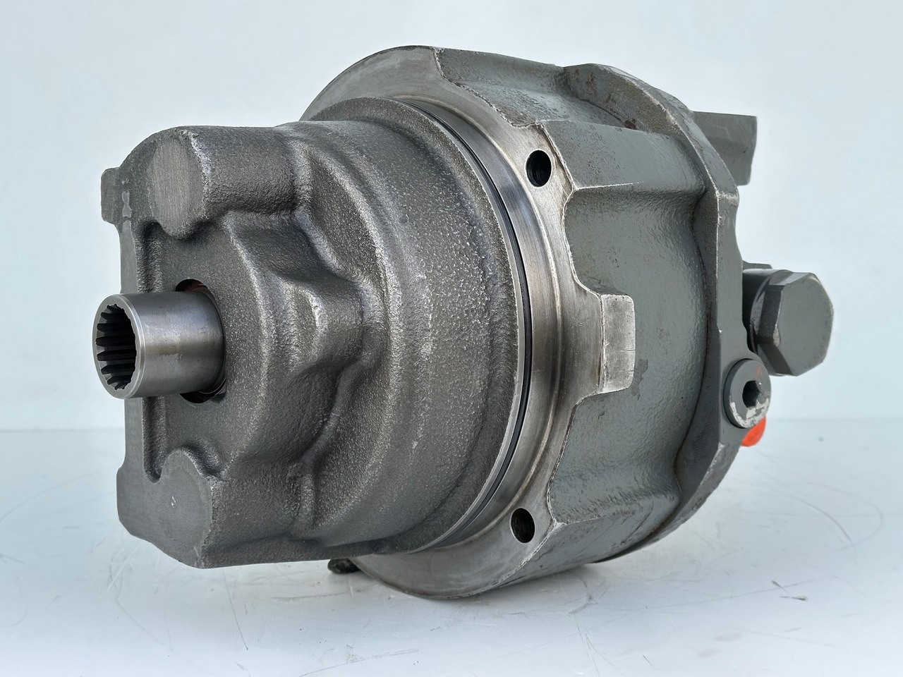 Liebherr Hydraulikeinbaumotor Typ:LH46VE 108. ID-Nr.11428178 . LOS926-1715,R926-1715,R928-1715,R930-1716,R934-1550,R936K-LC,R936K-NLC,R936K-SLC,R938. #11428178.0663# - Reduktor pogona za Građevinski strojevi: slika Liebherr Hydraulikeinbaumotor Typ:LH46VE 108. ID-Nr.11428178 . LOS926-1715,R926-1715,R928-1715,R930-1716,R934-1550,R936K-LC,R936K-NLC,R936K-SLC,R938. #11428178.0663# - Reduktor pogona za Građevinski strojevi Liebherr Hydraulikeinbaumotor Typ:LH46VE 108. ID-Nr.11428178 . LOS926-1715,R926-1715,R928-1715,R930-1716,R934-1550,R936K-LC,R936K-NLC,R936K-SLC,R938. #11428178.0663# - Reduktor pogona za Građevinski strojevi: slika Liebherr Hydraulikeinbaumotor Typ:LH46VE 108. ID-Nr.11428178 . LOS926-1715,R926-1715,R928-1715,R930-1716,R934-1550,R936K-LC,R936K-NLC,R936K-SLC,R938. #11428178.0663# - Reduktor pogona za Građevinski strojevi